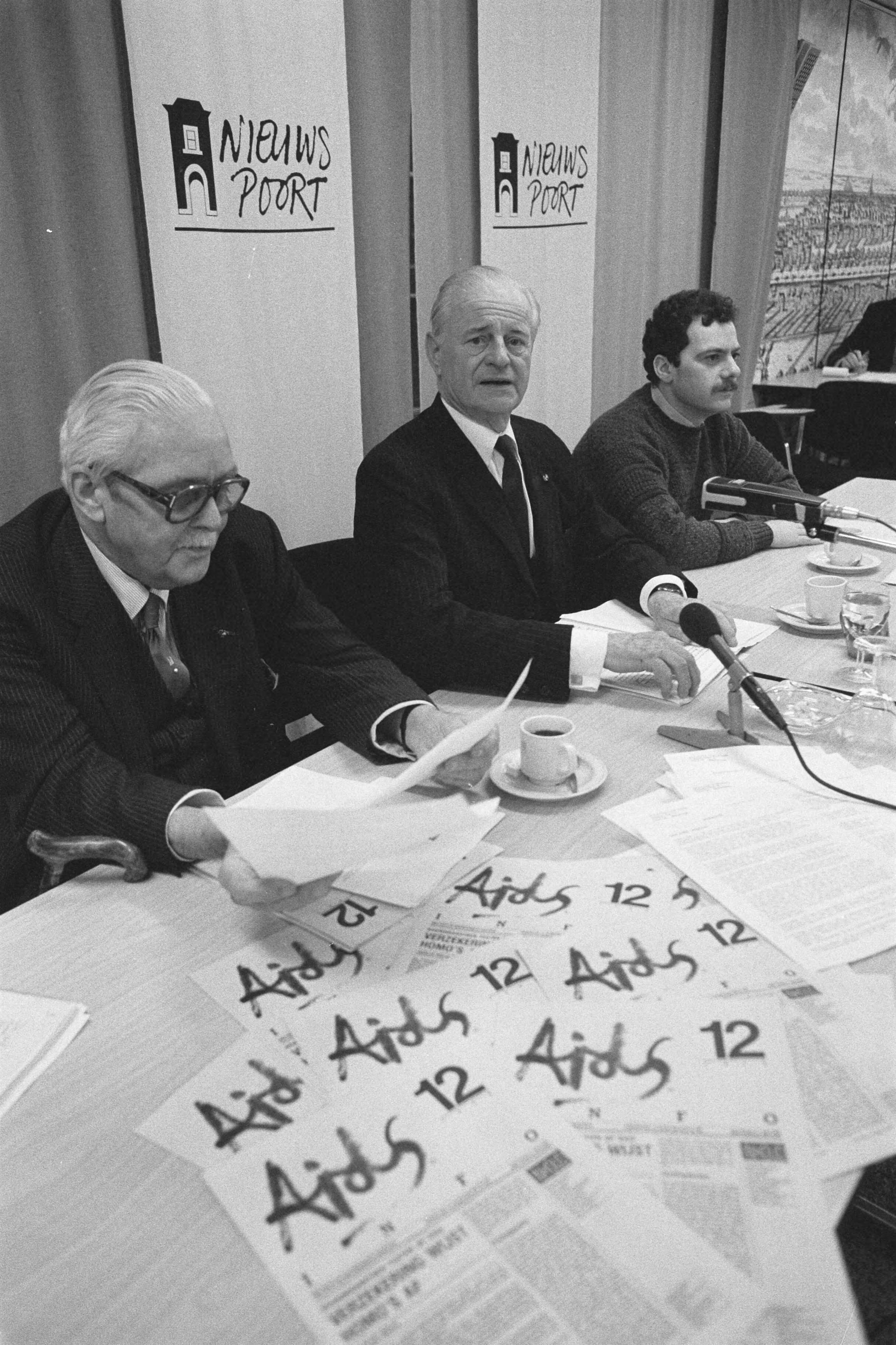 Fotocollectie Anefo — Oprichting Stichting Aids-fonds ( Den Haag ); vlnr: Geertsema, van den Berg (voorz.) en Blog (dermatoloog) — Foto: Croes, Rob C. / Anefo. Licentie: Set B: Rechtenvrij / Publiek Domein. Bron: Nationaal Archief. http://hdl.handle.net/10648/ad59a64a-d0b4-102d-bcf8-003048976d84