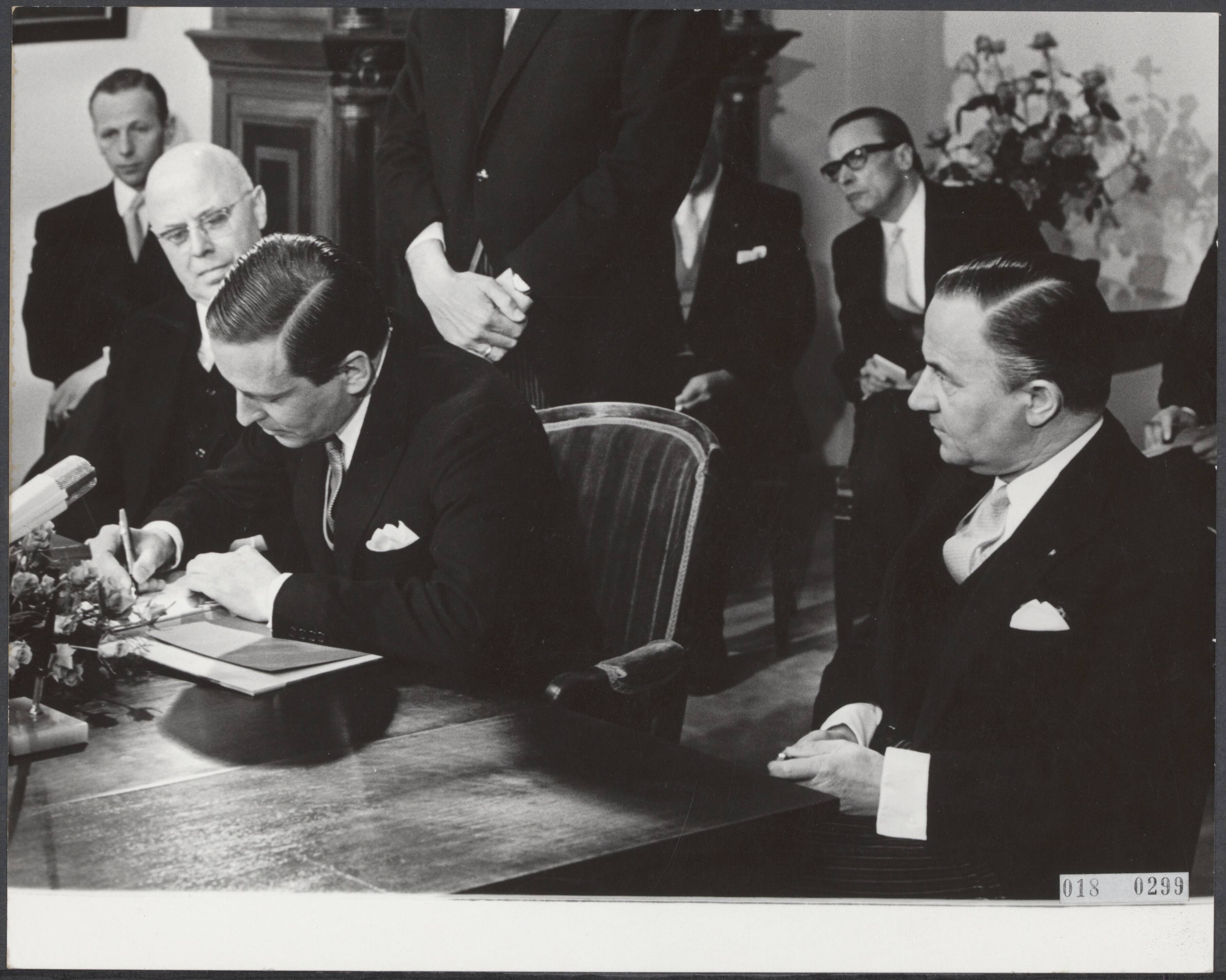 Fotocollectie Elsevier Binnenland — Geboorte-aangifte Prins Alexander. Prins Claus heeft op het stadhuis in Utrecht de geboorte aangegeven van zijn zoon Willem-Alexander Claus George Ferdinand. Prins Claus tekent de geboorte-akte. Links dr. Beel en rechts minister-president De Jong die als getuigen optreden — Foto: Kroon, Ron / Anefo. Licentie: Set B: Rechtenvrij / Publiek Domein. Bron: Nationaal Archief. http://hdl.handle.net/10648/adc1d4cc-d0b4-102d-bcf8-003048976d84
