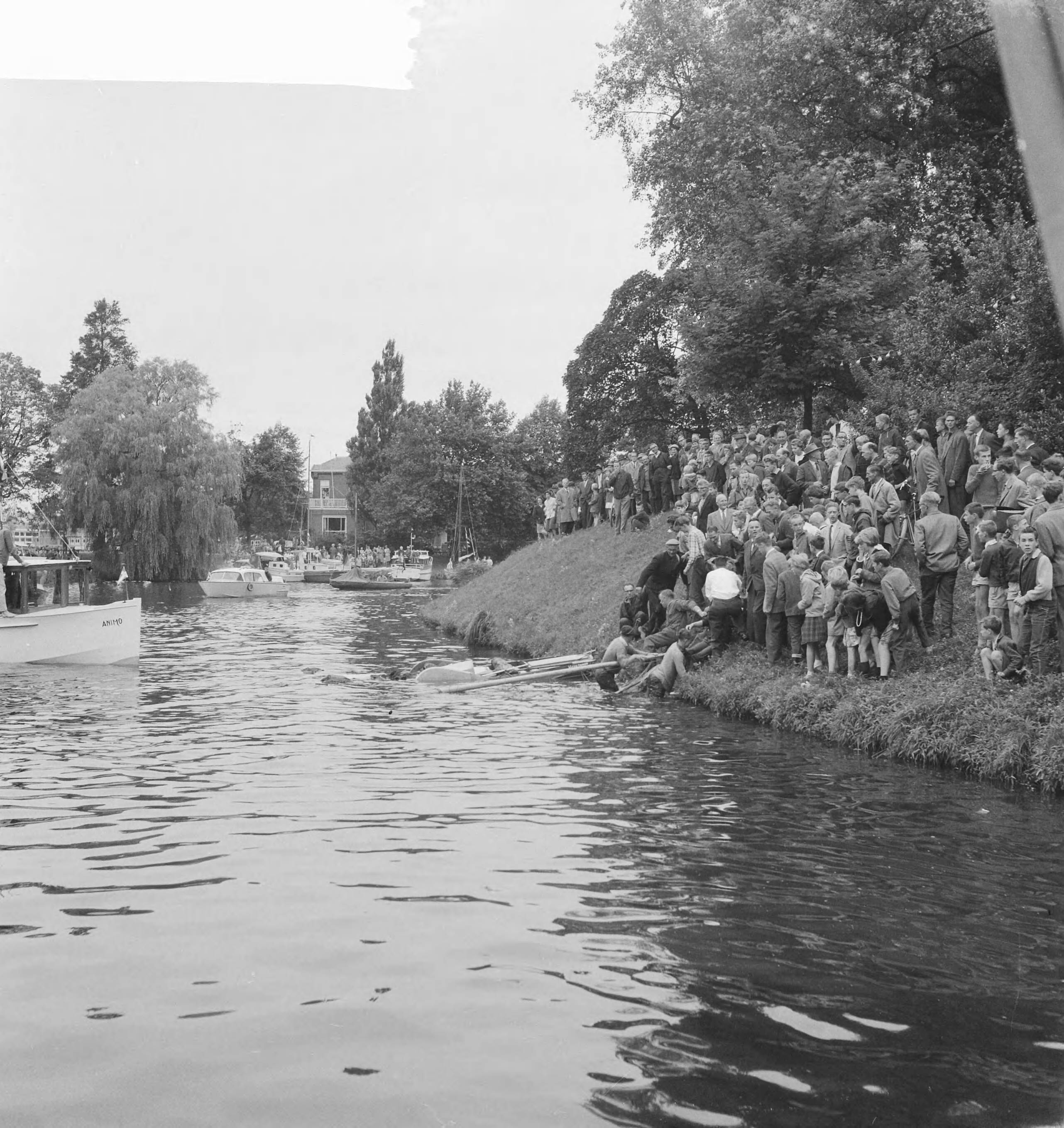 Fotocollectie Anefo — Elfstedentocht per zeilboot. Start vanuit Leeuwarden. Omgeslagen zeilboot — Foto: Koch, Eric / Anefo. Licentie: Set B: Rechtenvrij / Publiek Domein. Bron: Nationaal Archief. http://hdl.handle.net/10648/a9dd5a20-d0b4-102d-bcf8-003048976d84
