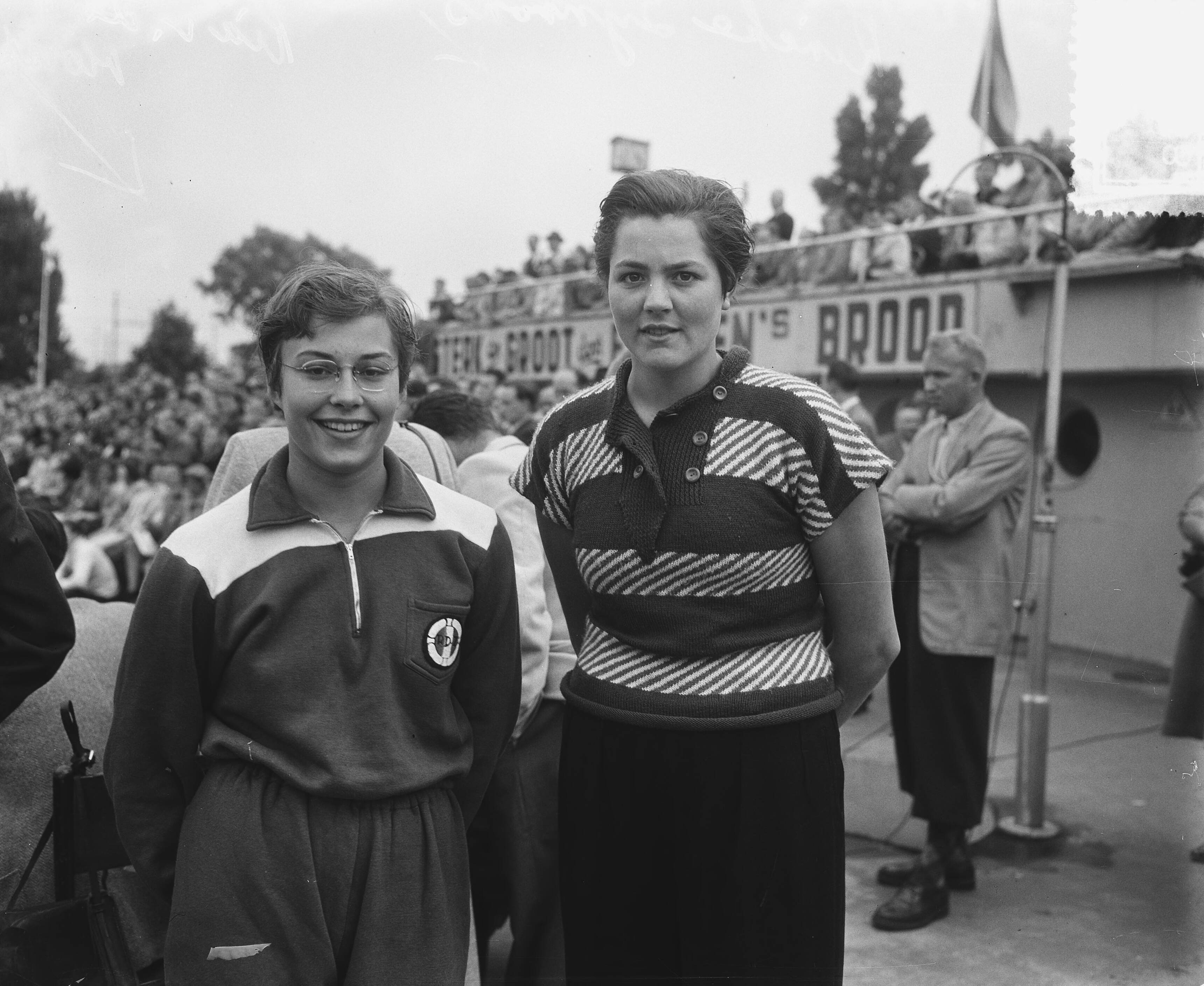 Portretten geselecteerden Olympische Spelen Helsinki (1952) — Selectiewedstrijden Olympische Zwemploeg in Stoop's bad bij Haarlem. Zwemsters Ria van der Horst (links) en Rineke Symons — Foto: Pot, Harry / Anefo. Licentie: Set B: Rechtenvrij / Publiek Domein. Bron: Nationaal Archief. http://hdl.handle.net/10648/a8fb6d90-d0b4-102d-bcf8-003048976d84