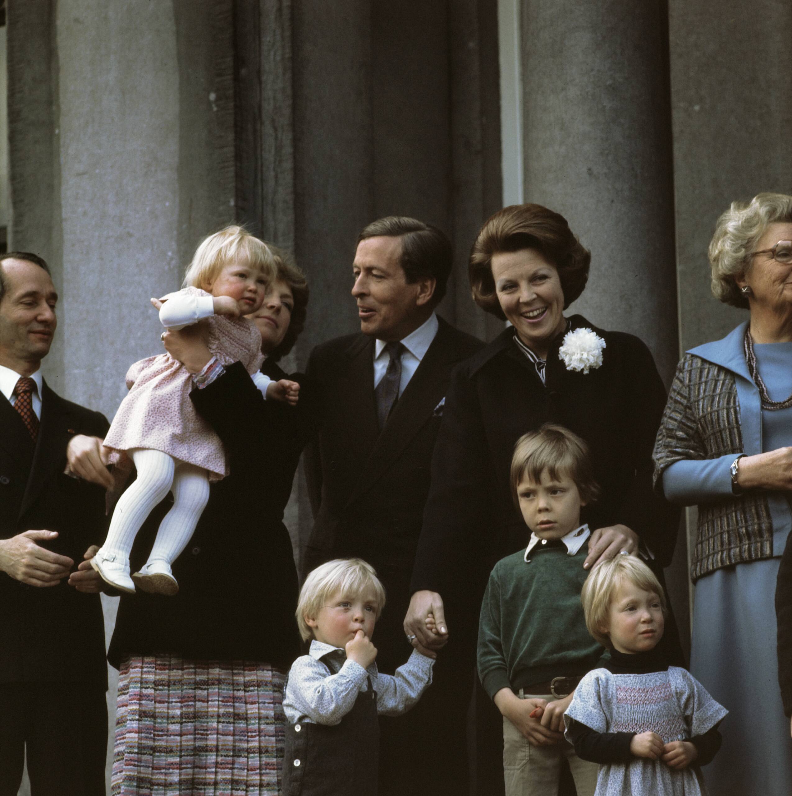 Fotocollectie Anefo — Defile Soestdijk 1976; Prinses Beatrix , Prins Claus , Prinses Irene , Prins Carlos en Prinsjes — Foto: Mieremet, Rob / Anefo. Licentie: Set B: Rechtenvrij / Publiek Domein. Bron: Nationaal Archief. http://hdl.handle.net/10648/ad940c5e-d0b4-102d-bcf8-003048976d84
