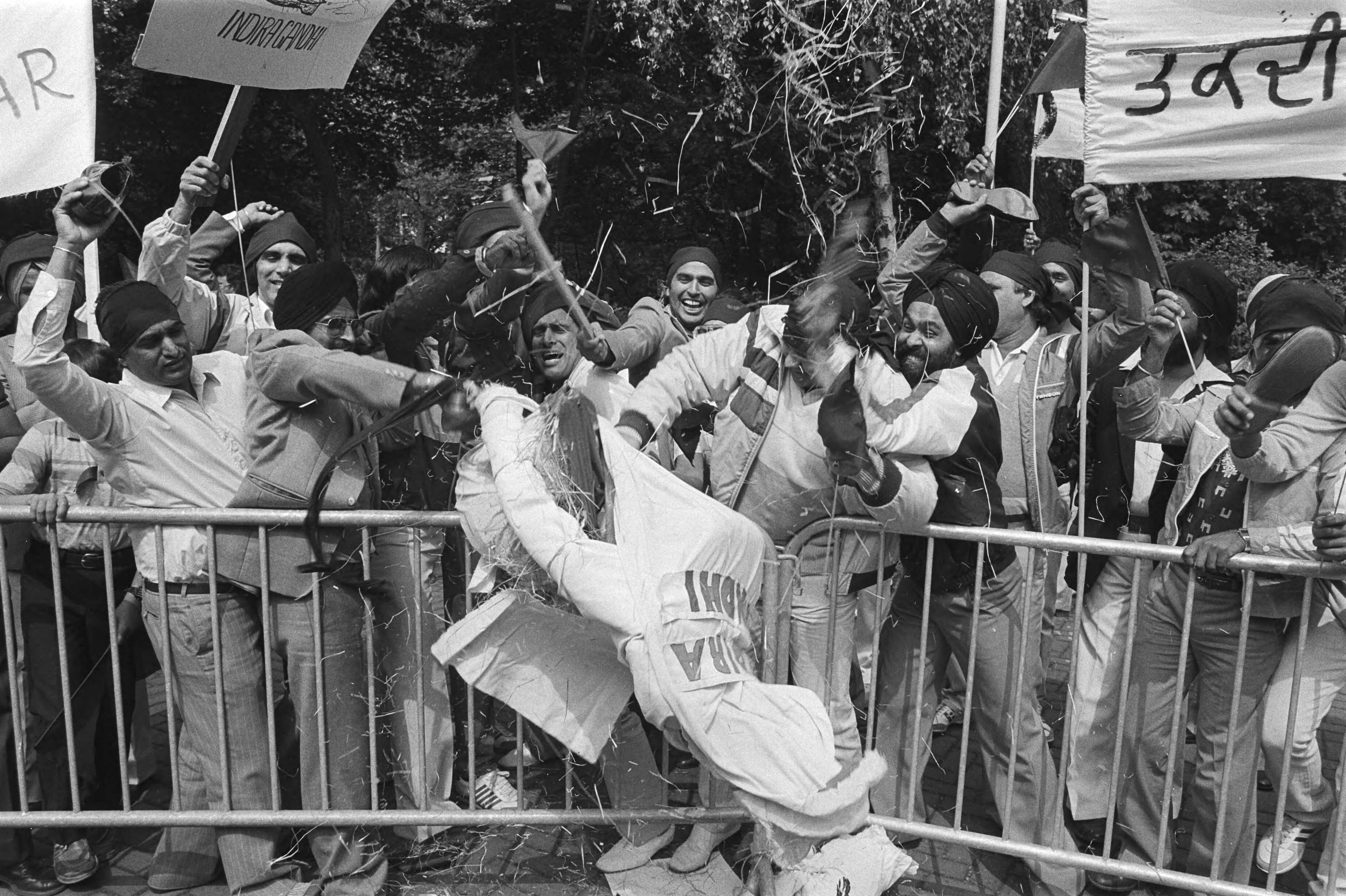 Fotocollectie Anefo — In ons land verblijvende Sikhs protesteren in Den Haag ; pop Indira Gandhi wordt verbrand — Foto: Croes, Rob C. / Anefo. Licentie: Set B: Rechtenvrij / Publiek Domein. Bron: Nationaal Archief. http://hdl.handle.net/10648/ad39d9dc-d0b4-102d-bcf8-003048976d84