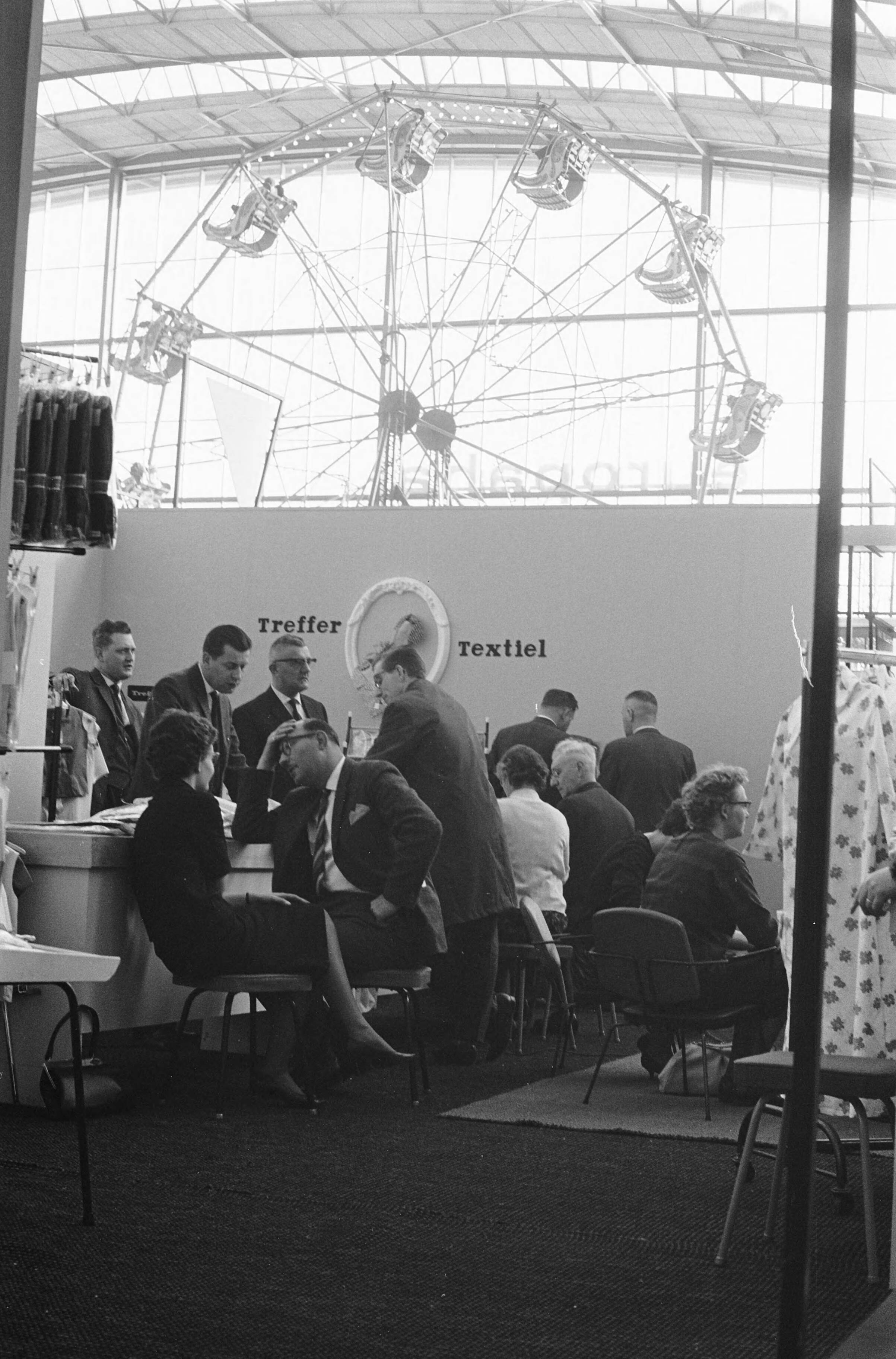 Fotocollectie Anefo — Textielbeurs in RAI te Amsterdam — Foto: Rossem, Wim van / Anefo. Licentie: Set B: Rechtenvrij / Publiek Domein. Bron: Nationaal Archief. http://hdl.handle.net/10648/a9f7b370-d0b4-102d-bcf8-003048976d84