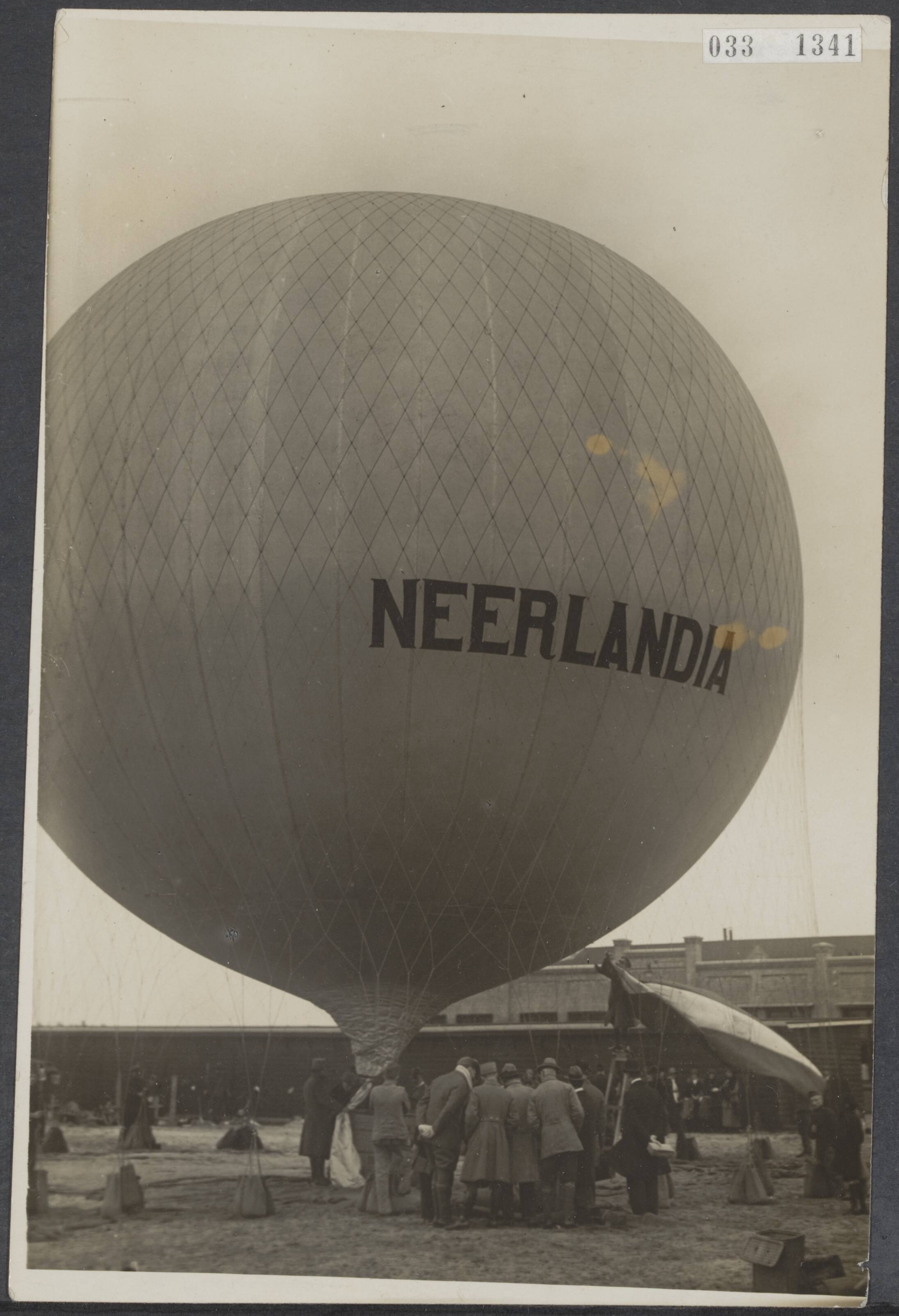 Fotocollectie Elsevier Binnenland — Opstijgende ballon "Neerlandia" voor wetenschappelijke doeleinden. Dr. Cannegieter van het Koninklijk Nederlands Meteorologisch Instituut te Den Bit heeft de tocht meegemaakt — Foto: N.V. Vereenigde Fotobureaux. Licentie: Set B: Rechtenvrij / Publiek Domein. Bron: Nationaal Archief. http://hdl.handle.net/10648/ade76b74-d0b4-102d-bcf8-003048976d84