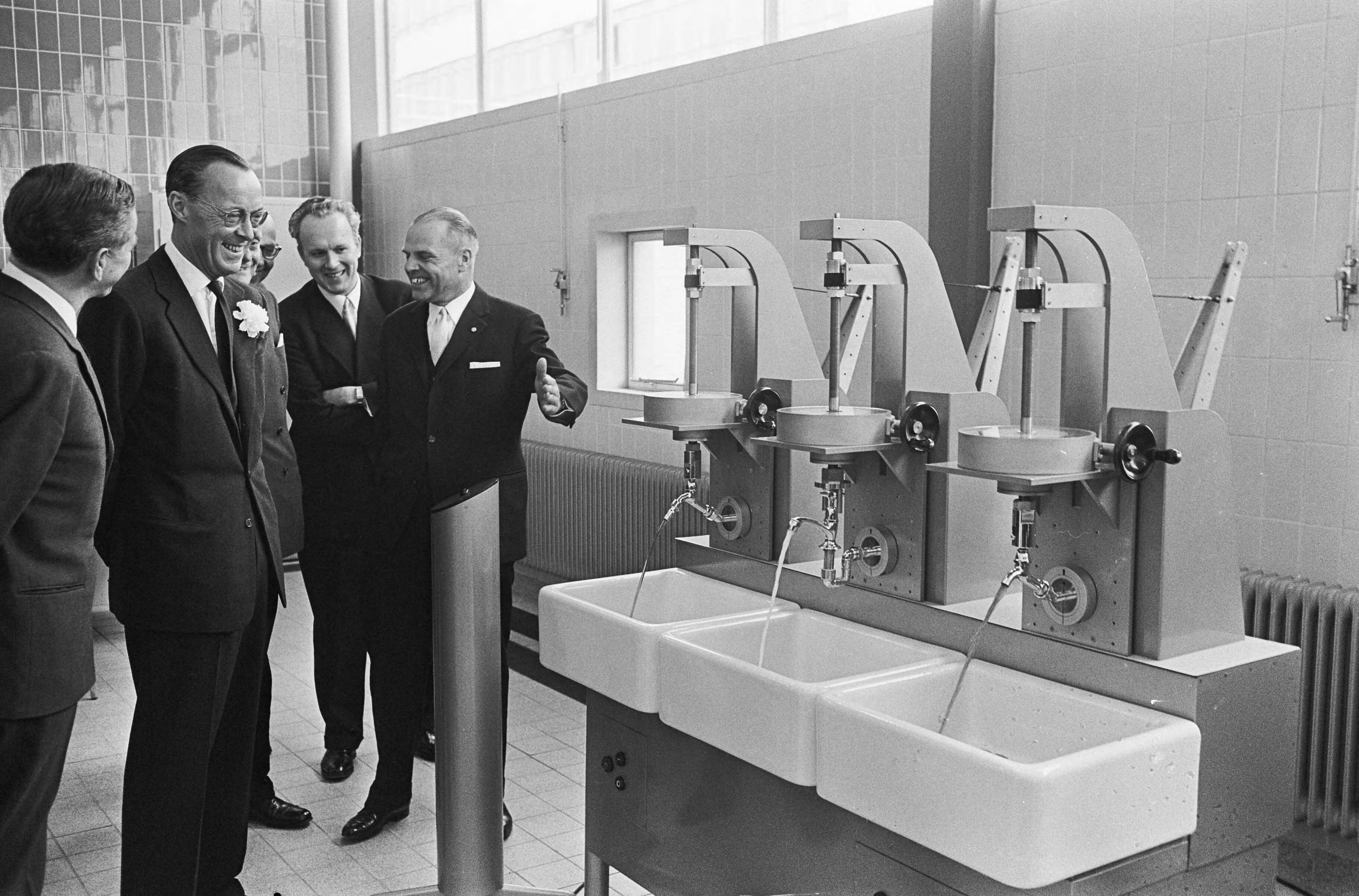 Fotocollectie Anefo — Prins Bernhard opende Kiwa te Rijswijk, Prins Bernhard op het laboratorium, drukt op knop — Foto: Koch, Eric / Anefo. Licentie: Set B: Rechtenvrij / Publiek Domein. Bron: Nationaal Archief. http://hdl.handle.net/10648/aaa34050-d0b4-102d-bcf8-003048976d84