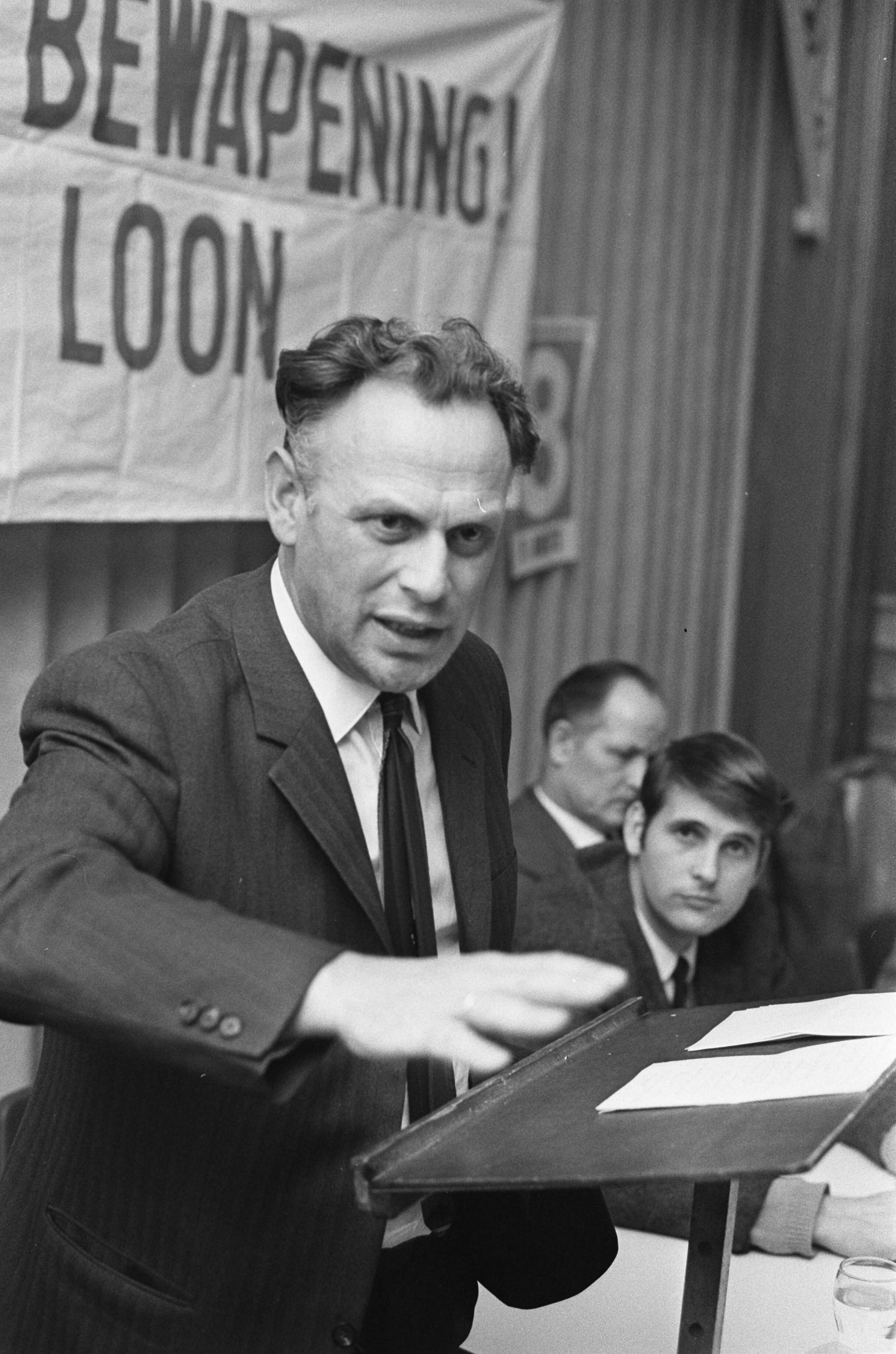 Fotocollectie Anefo — CPN-vergadering in Purmerend; Tweede Kamerlid Henk Hoekstra aan het woord — Foto: Verhoeff, Bert / Anefo. Licentie: Set B: Rechtenvrij / Publiek Domein. Bron: Nationaal Archief. http://hdl.handle.net/10648/ab8fd1fe-d0b4-102d-bcf8-003048976d84
