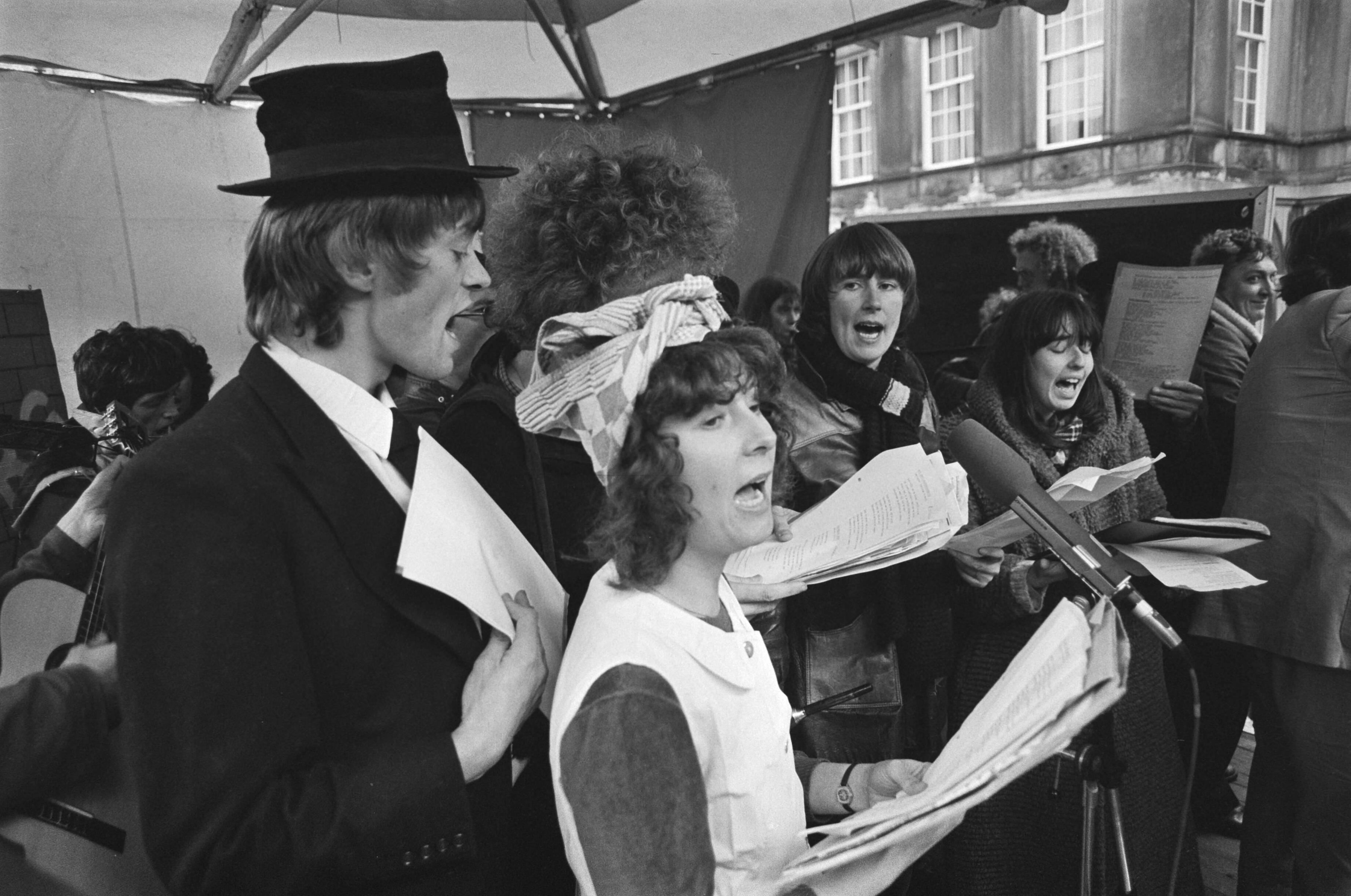 Fotocollectie Anefo — Demonstratie op het Binnenhof in Den Haag door landelijke aktiegroep gezinsverzorging en federatie ABVA-KABO voorzieningen niveau in gezinsverzorging — Foto: Antonisse, Marcel / Anefo. Licentie: Set B: Rechtenvrij / Publiek Domein. Bron: Nationaal Archief. http://hdl.handle.net/10648/acedddca-d0b4-102d-bcf8-003048976d84
