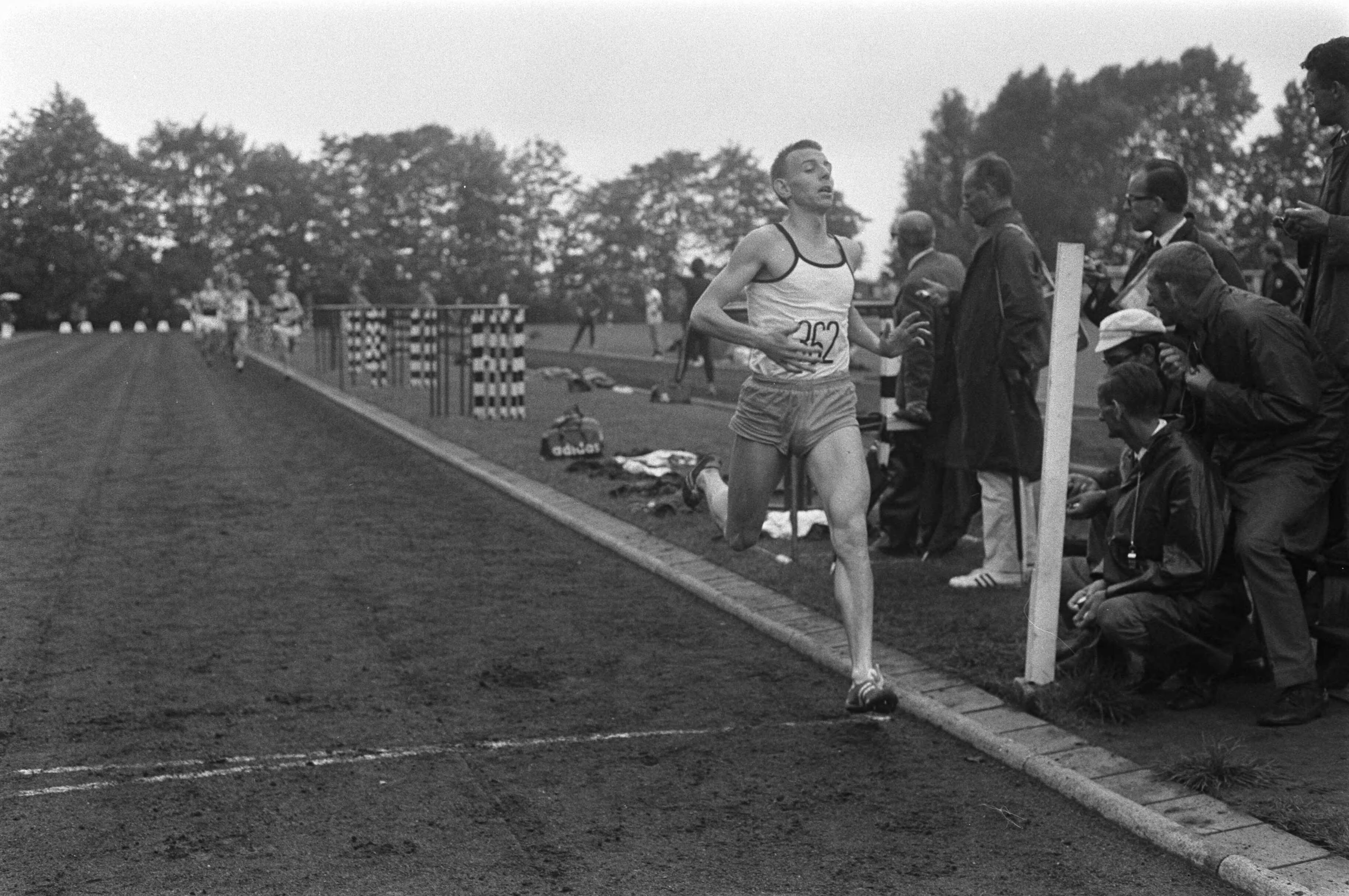 Fotocollectie Anefo — Atletiekwedstrijden dames en heren, Breda; heren, nr. 12a 13a: H. Scharn in aktie, nr. 14a: E. van Venrooy in aktie, 110 meter horden, en winnaar 800 meter / — Foto: Koch, Eric / Anefo. Licentie: Set B: Rechtenvrij / Publiek Domein. Bron: Nationaal Archief. http://hdl.handle.net/10648/ab9cbdf6-d0b4-102d-bcf8-003048976d84