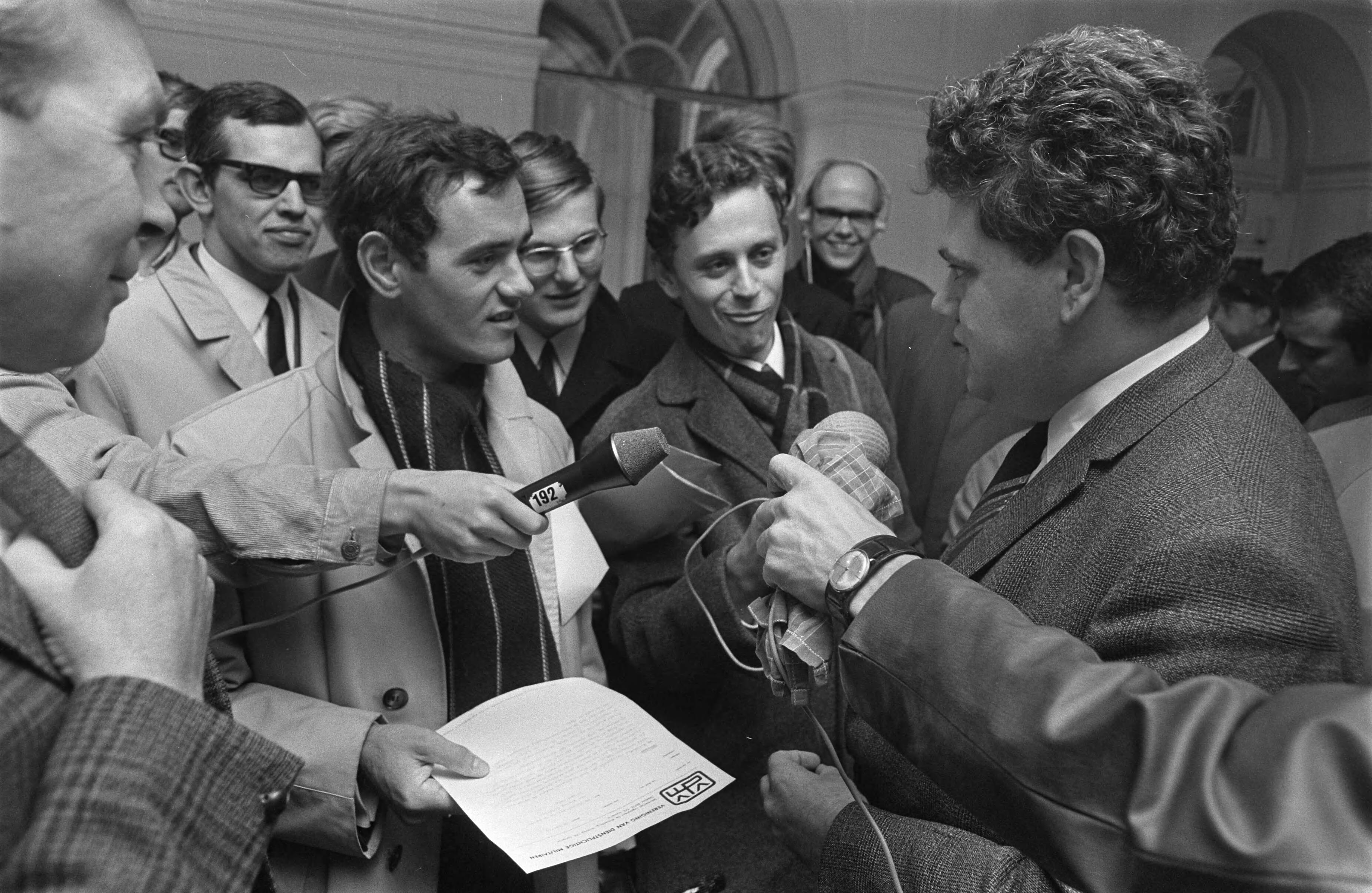 Fotocollectie Anefo — Dienstplichtige militairen demonstreren met borden voor meer salaris Den Haag . Demonstranten — Foto: Evers, Joost / Anefo. Licentie: Set B: Rechtenvrij / Publiek Domein. Bron: Nationaal Archief. http://hdl.handle.net/10648/ab7f3984-d0b4-102d-bcf8-003048976d84