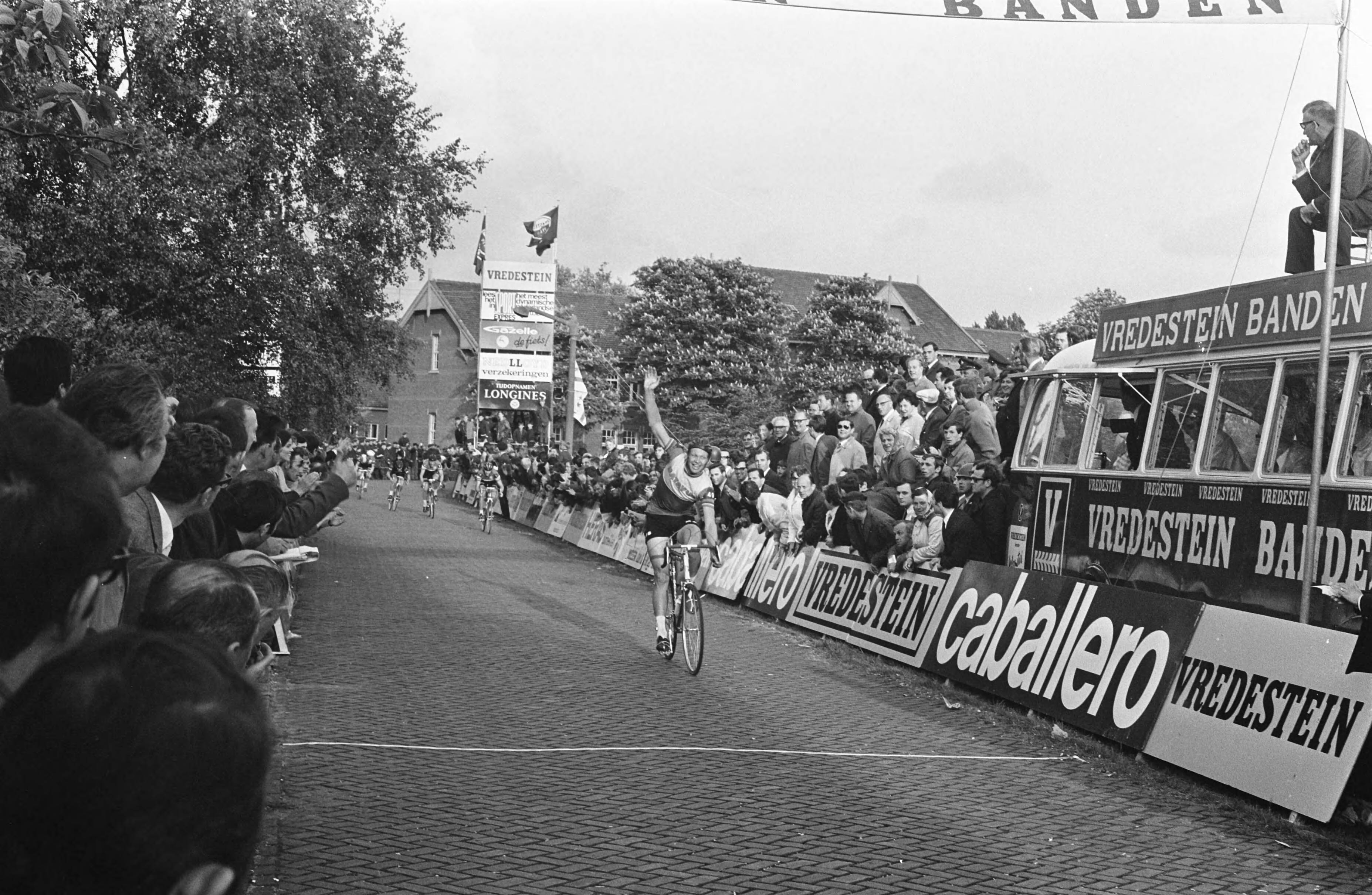 Fotocollectie Anefo — Olympias Tour finish 1e etappe te Breda. Piet Hoekstra finisht als winnaar — Foto: Verhoeff, Bert / Anefo. Licentie: Set B: Rechtenvrij / Publiek Domein. Bron: Nationaal Archief. http://hdl.handle.net/10648/ab6987e2-d0b4-102d-bcf8-003048976d84