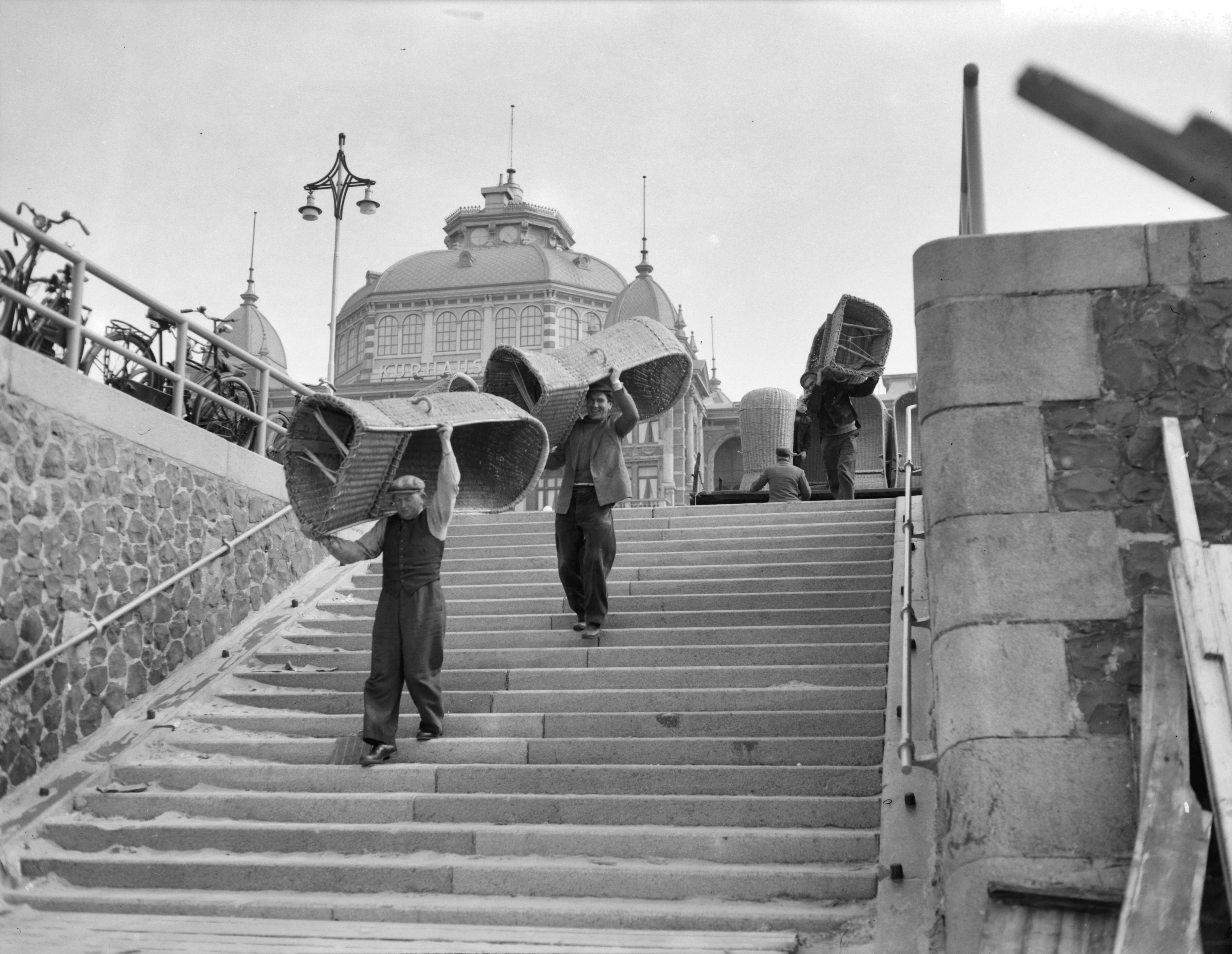 Fotocollectie Anefo — Scheveningen maakt zich op voor de Paasdrukte — Foto: Rossem, Wim van / Anefo. Licentie: Set B: Rechtenvrij / Publiek Domein. Bron: Nationaal Archief. http://hdl.handle.net/10648/a9792e74-d0b4-102d-bcf8-003048976d84