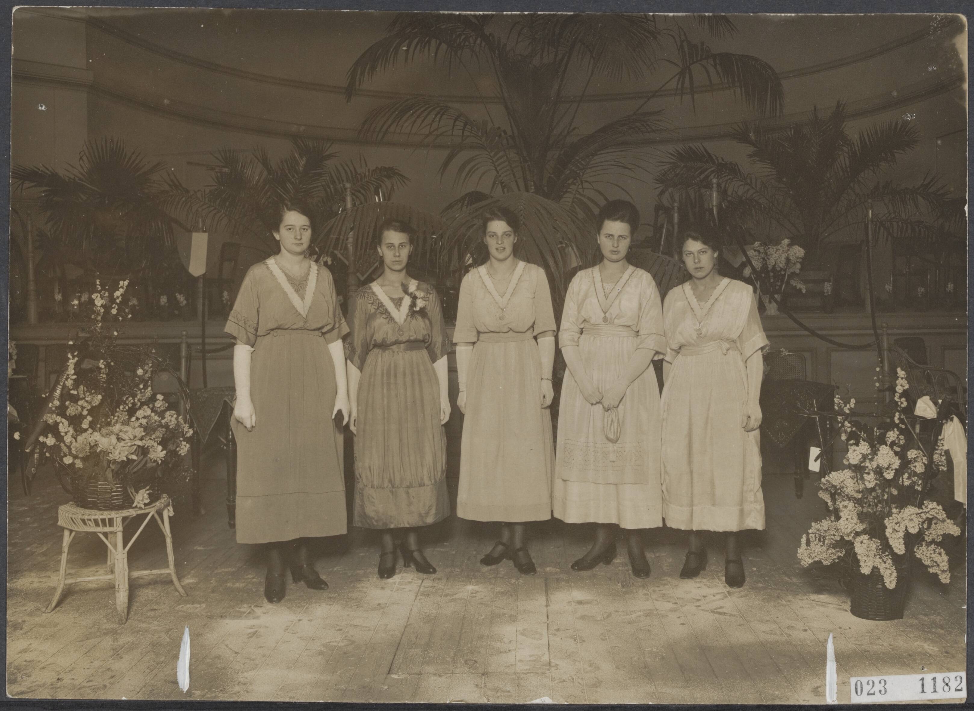 Fotocollectie Elsevier Binnenland — Lustrum van de Vrouwelijke Studenten Vereniging te Leiden. Vlnr de dames Singels, van Harten, Asman, Alting van Geusau, v.d. Wissel — Foto: N.V. Vereenigde Fotobureaux. Licentie: Set B: Rechtenvrij / Publiek Domein. Bron: Nationaal Archief. http://hdl.handle.net/10648/add63d90-d0b4-102d-bcf8-003048976d84