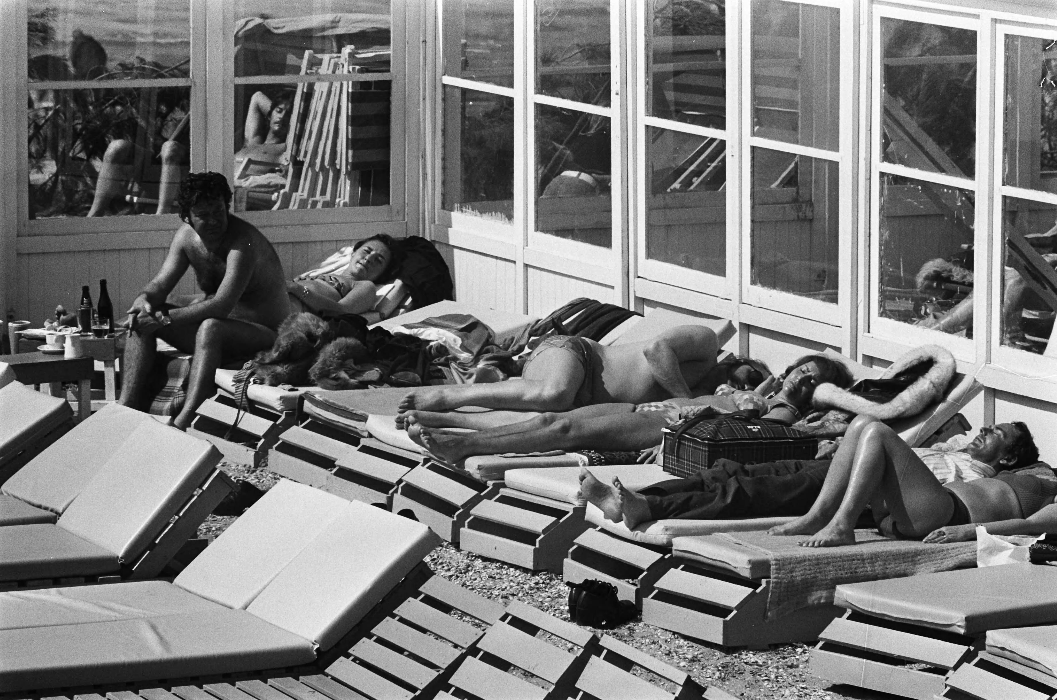 Fotocollectie Anefo — Mooi weer in Zandvoort; zonnende mensen op strand — Foto: Peters, Hans / Anefo. Licentie: Set B: Rechtenvrij / Publiek Domein. Bron: Nationaal Archief. http://hdl.handle.net/10648/ac66b390-d0b4-102d-bcf8-003048976d84