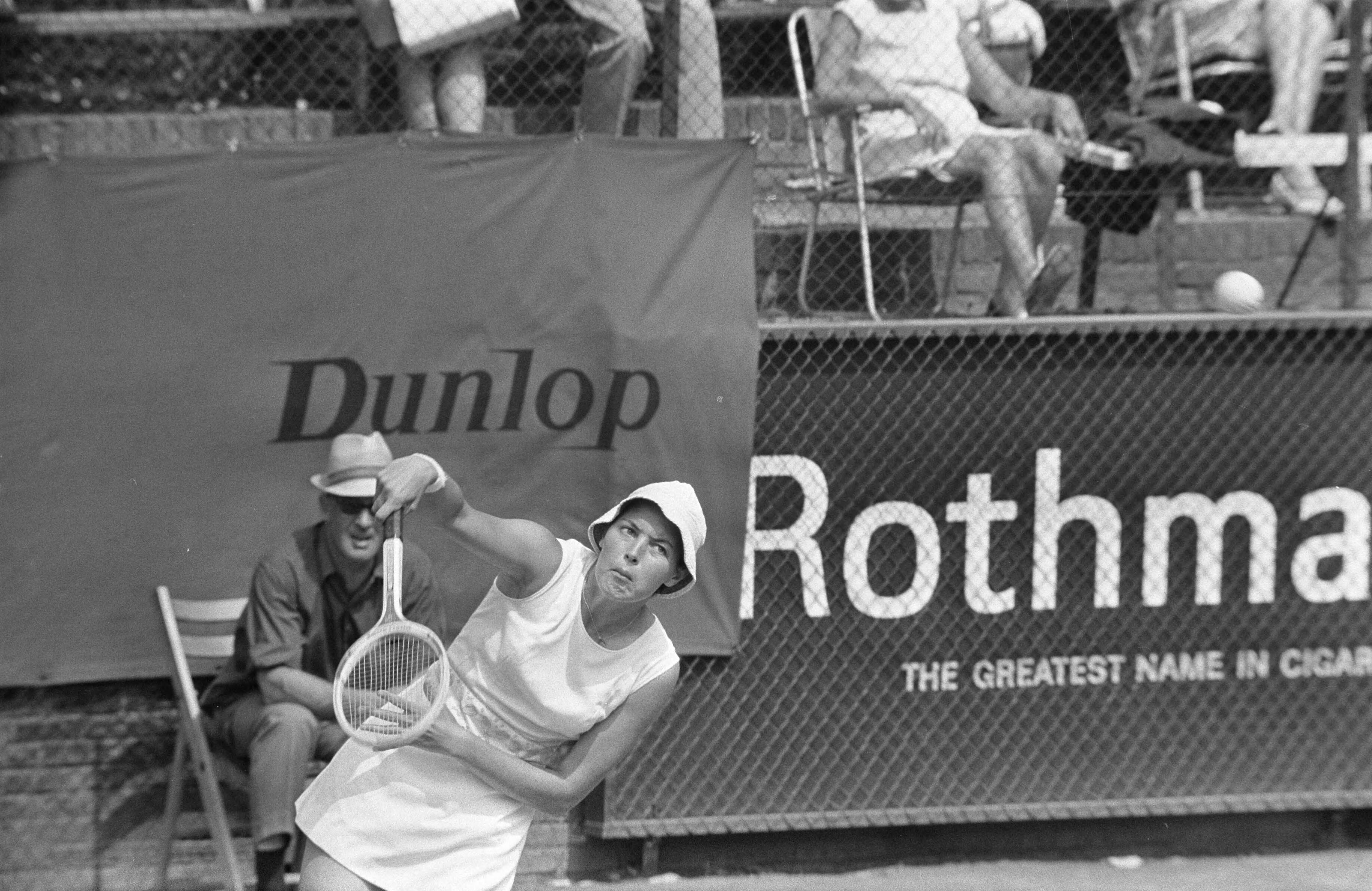 Open Nederlandse Tenniskampioenschappen 1969 in Hilversum — K. Krautzche in actie — Foto: Fotograaf Onbekend / Anefo. Licentie: Set B: Rechtenvrij / Publiek Domein. Bron: Nationaal Archief. http://hdl.handle.net/10648/ab7505cc-d0b4-102d-bcf8-003048976d84