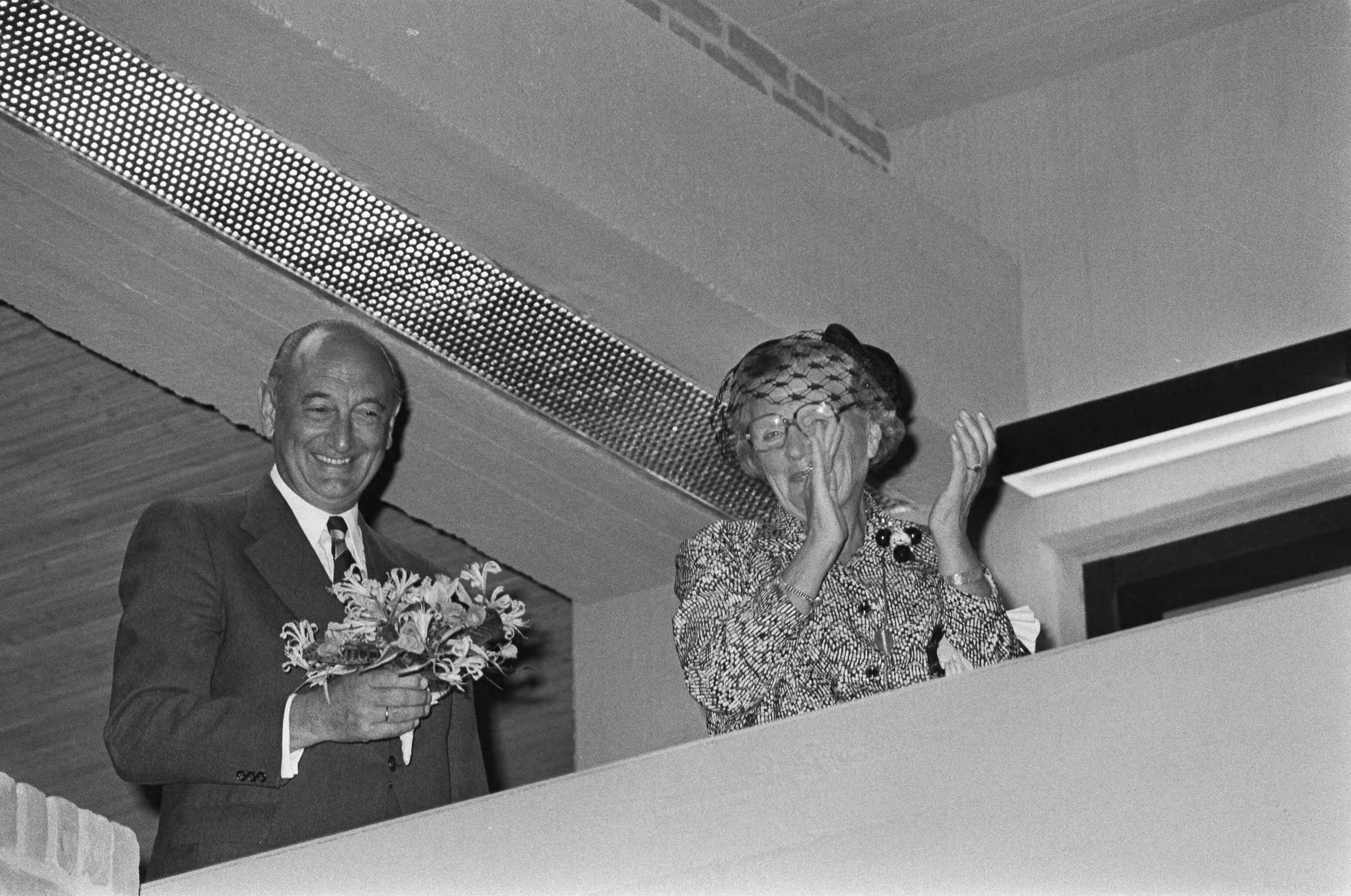 Fotocollectie Anefo — Koningin Juliana bezoekt Haren (Groningen) met bommelding; politie controleert de route — Foto: Mieremet, Rob / Anefo. Licentie: Set B: Rechtenvrij / Publiek Domein. Bron: Nationaal Archief. http://hdl.handle.net/10648/ac71a87c-d0b4-102d-bcf8-003048976d84