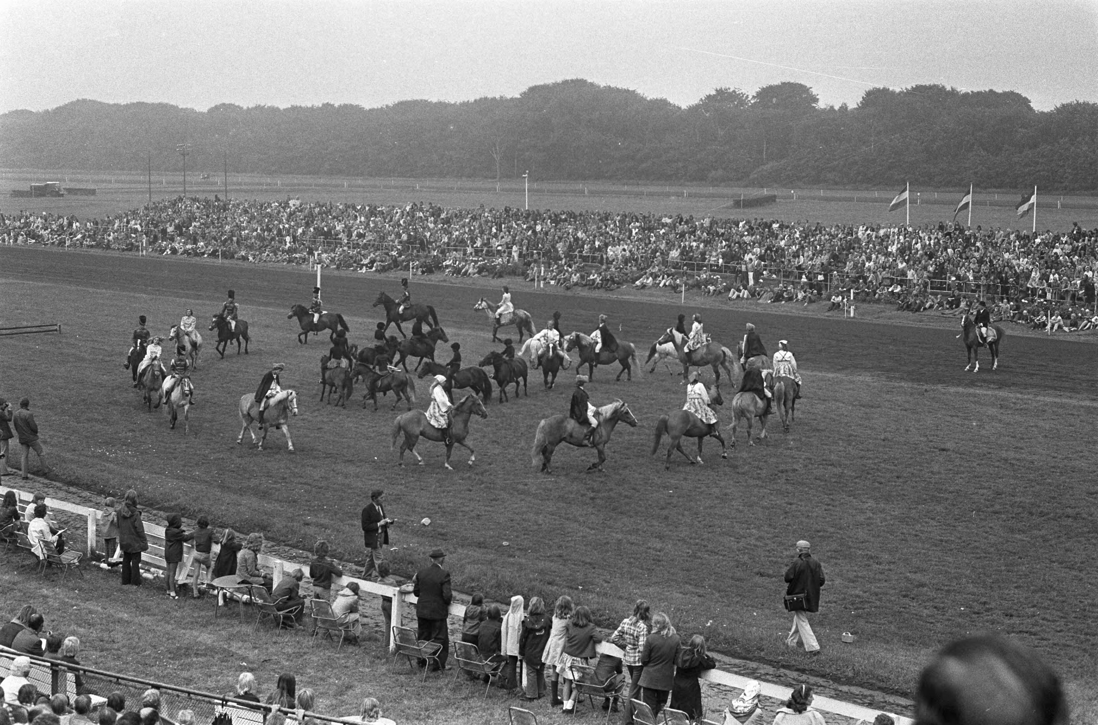 Fotocollectie Anefo — Dag van het paard op Duindigt, leden van ponyclub Hulst voeren spel op — Foto: Verhoeff, Bert / Anefo. Licentie: Set B: Rechtenvrij / Publiek Domein. Bron: Nationaal Archief. http://hdl.handle.net/10648/ac316dca-d0b4-102d-bcf8-003048976d84