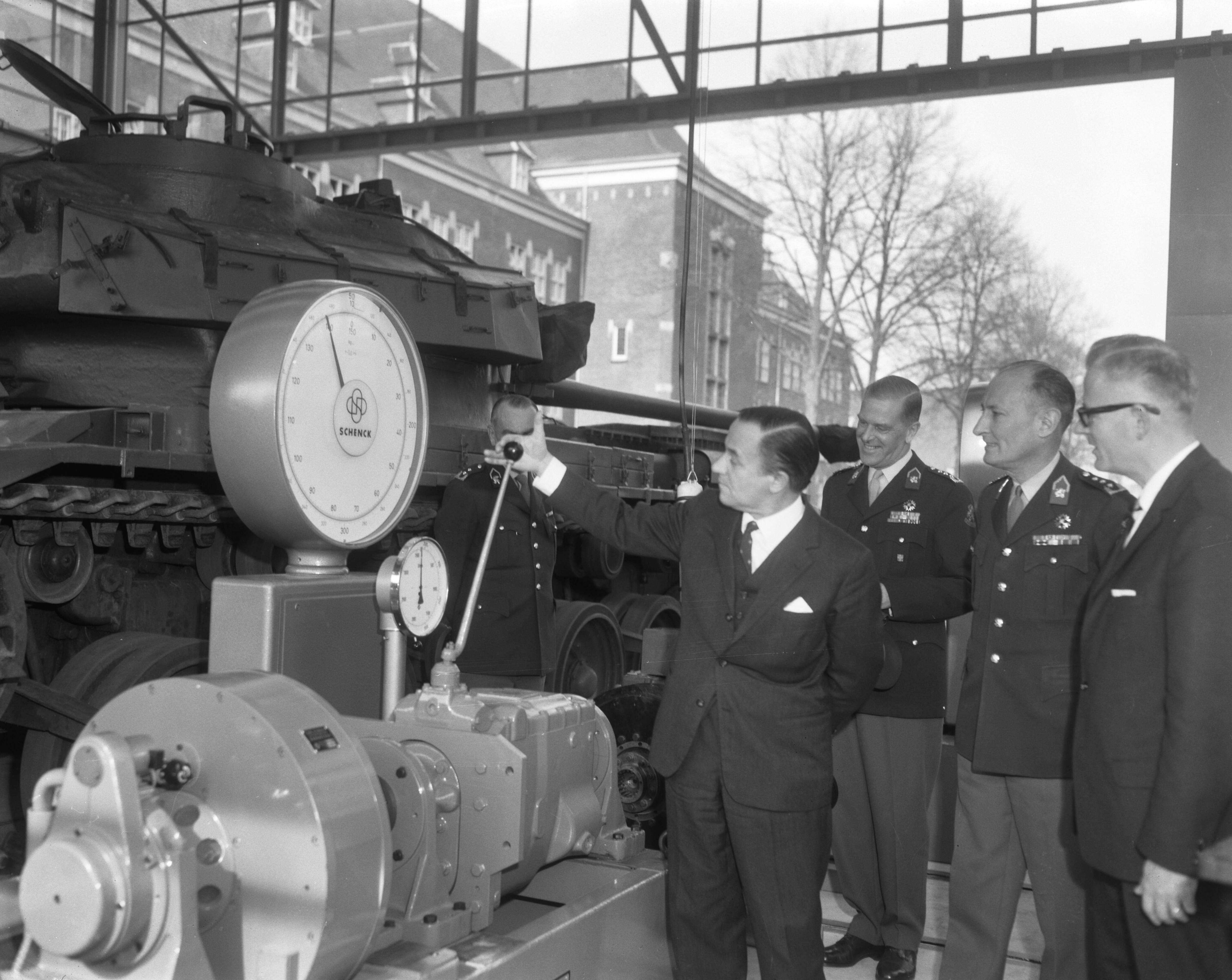 Fotocollectie Anefo — Minister van Defensie P.J.S. de Jong opent Wetenschappelijk Paviljoen bij de Koninklijke Militaire Academie (KMA), tijdens rondgang, Minister De Jong , luitenant-Generaal F. van der Veen — Foto: Bilsen, Joop van / Anefo. Licentie: Set B: Rechtenvrij / Publiek Domein. Bron: Nationaal Archief. http://hdl.handle.net/10648/aae75196-d0b4-102d-bcf8-003048976d84