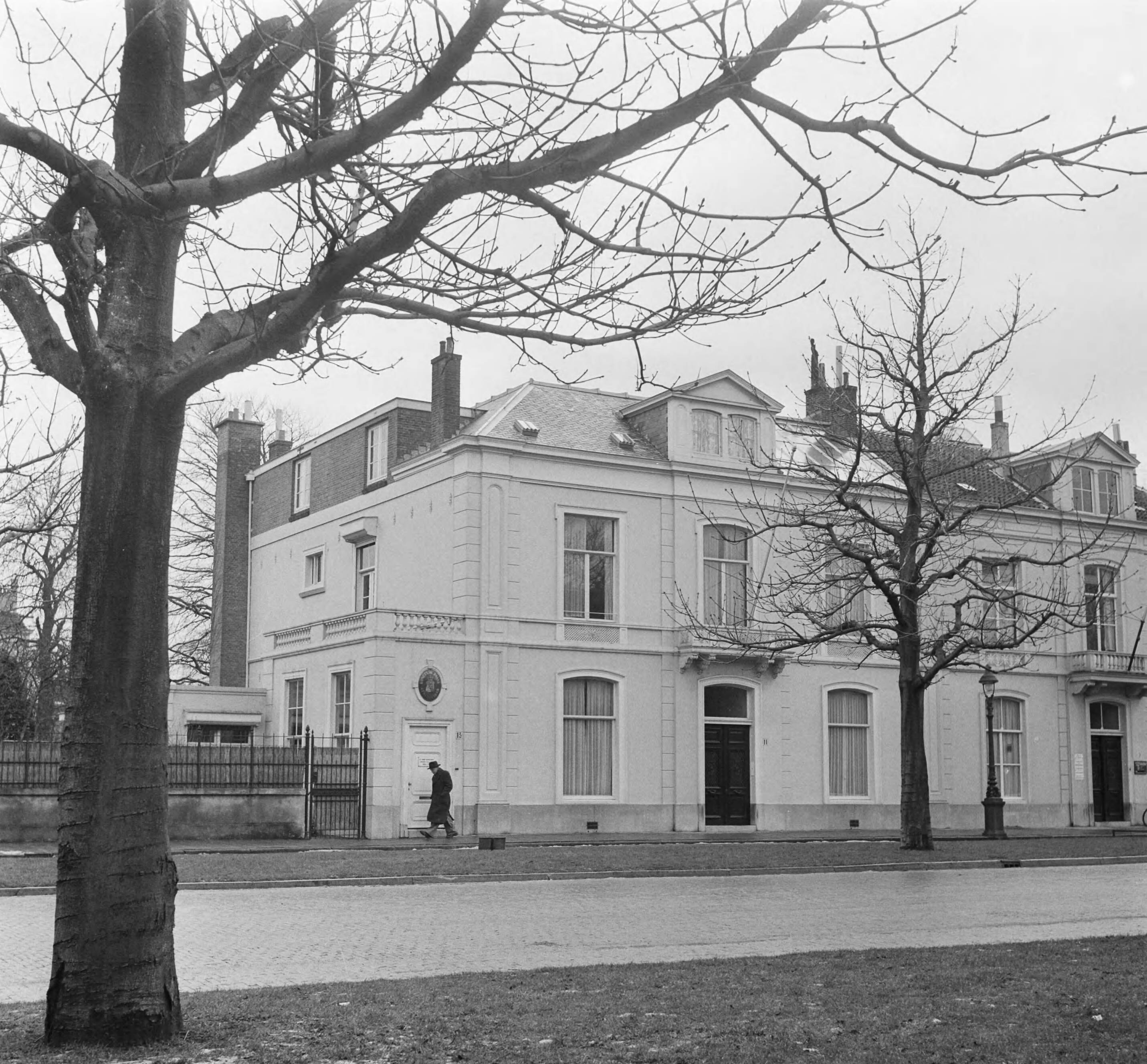 Fotocollectie Anefo — Deense ambassadegebouw te Den Haag — Foto: Noske, J.D. / Anefo. Licentie: Set B: Rechtenvrij / Publiek Domein. Bron: Nationaal Archief. http://hdl.handle.net/10648/a9038e9e-d0b4-102d-bcf8-003048976d84