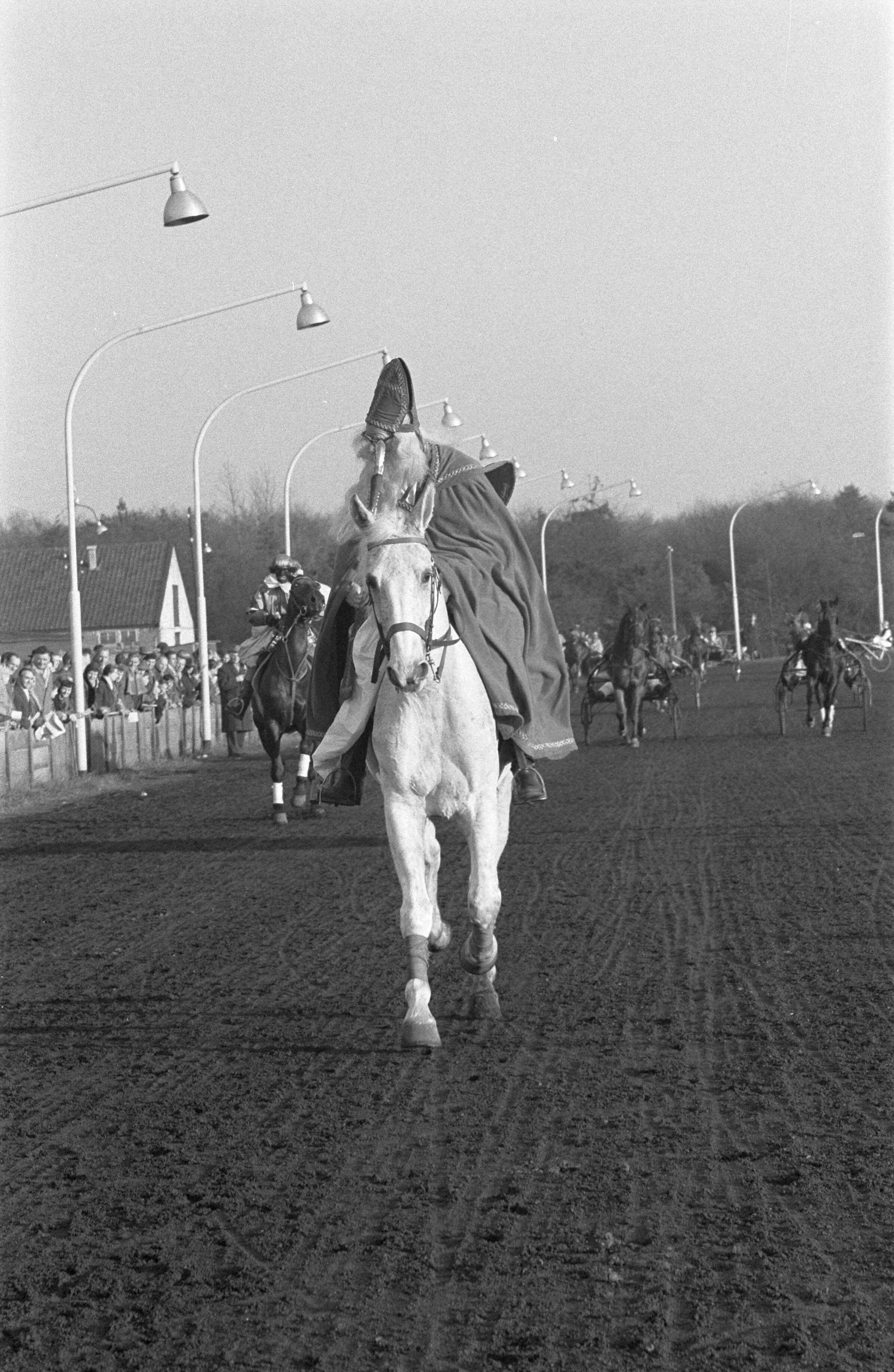 Fotocollectie Anefo — Draverijen te Hilversum, Sint Nicolaas in actie — Foto: Pot, Harry / Anefo. Licentie: Set B: Rechtenvrij / Publiek Domein. Bron: Nationaal Archief. http://hdl.handle.net/10648/a9a34678-d0b4-102d-bcf8-003048976d84