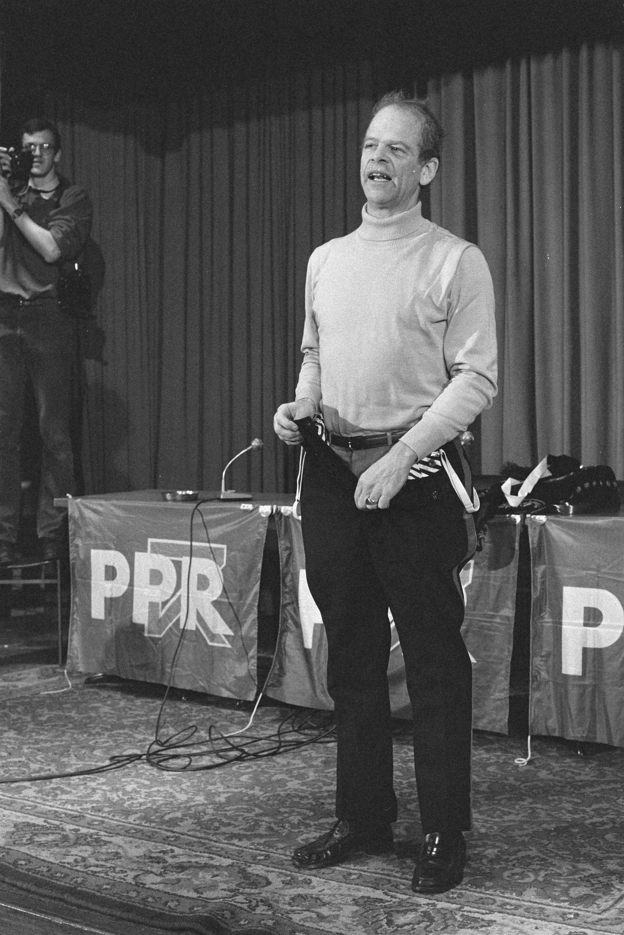 Fotocollectie Anefo — Bas de Gaay Fortman begint verkiezingscampagne in knellend ambtskostuum in Haarlemse [schouwburg] — Foto: Gerrits, Roland / Anefo. Licentie: Set B: Rechtenvrij / Publiek Domein. Bron: Nationaal Archief. http://hdl.handle.net/10648/ad5ca872-d0b4-102d-bcf8-003048976d84