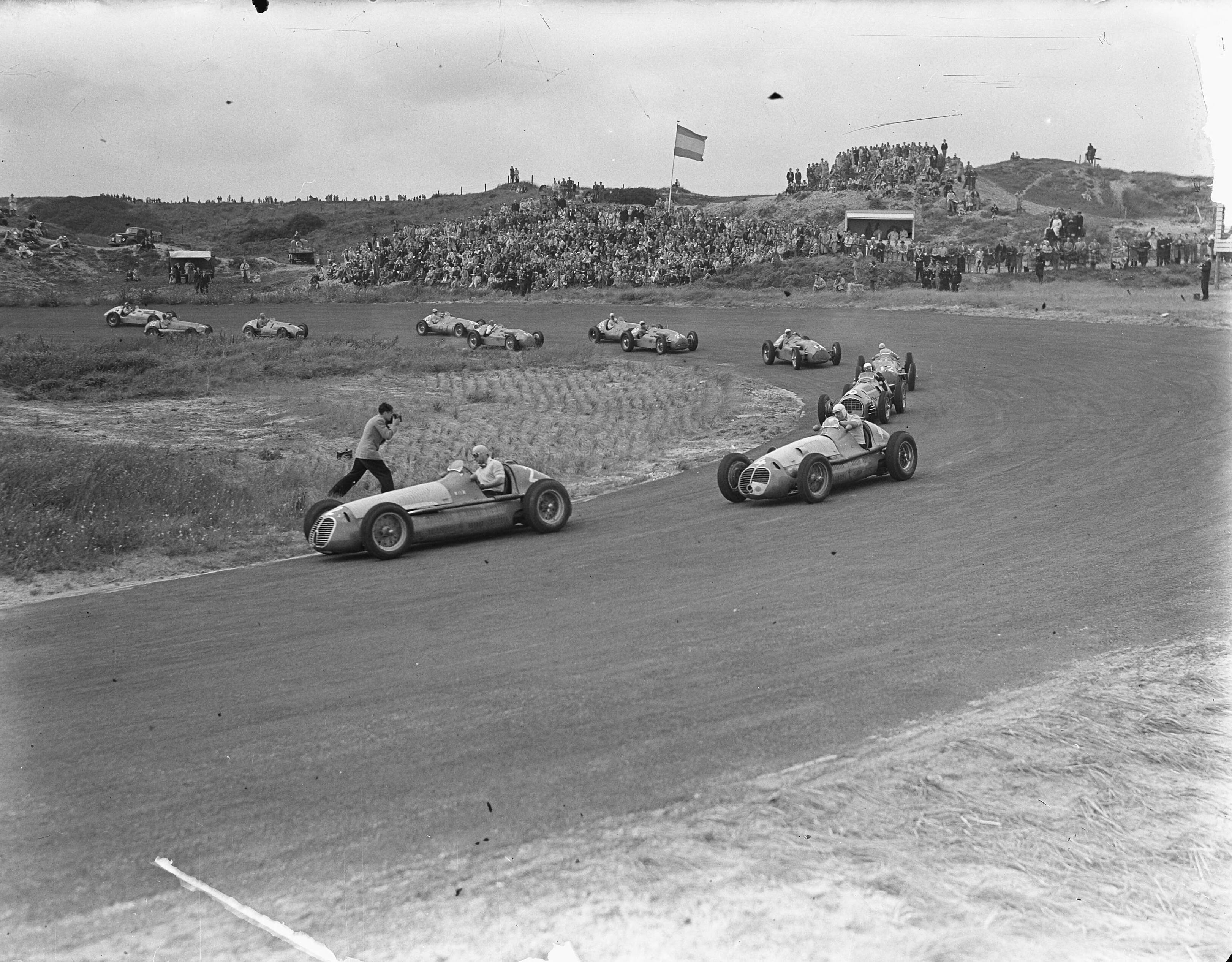 Fotocollectie Anefo — Grote Prijs van Nederland op het circuit van Zandvoort — Foto: Noske, J.D. / Anefo. Licentie: Set B: Rechtenvrij / Publiek Domein. Bron: Nationaal Archief. http://hdl.handle.net/10648/a8dbff46-d0b4-102d-bcf8-003048976d84