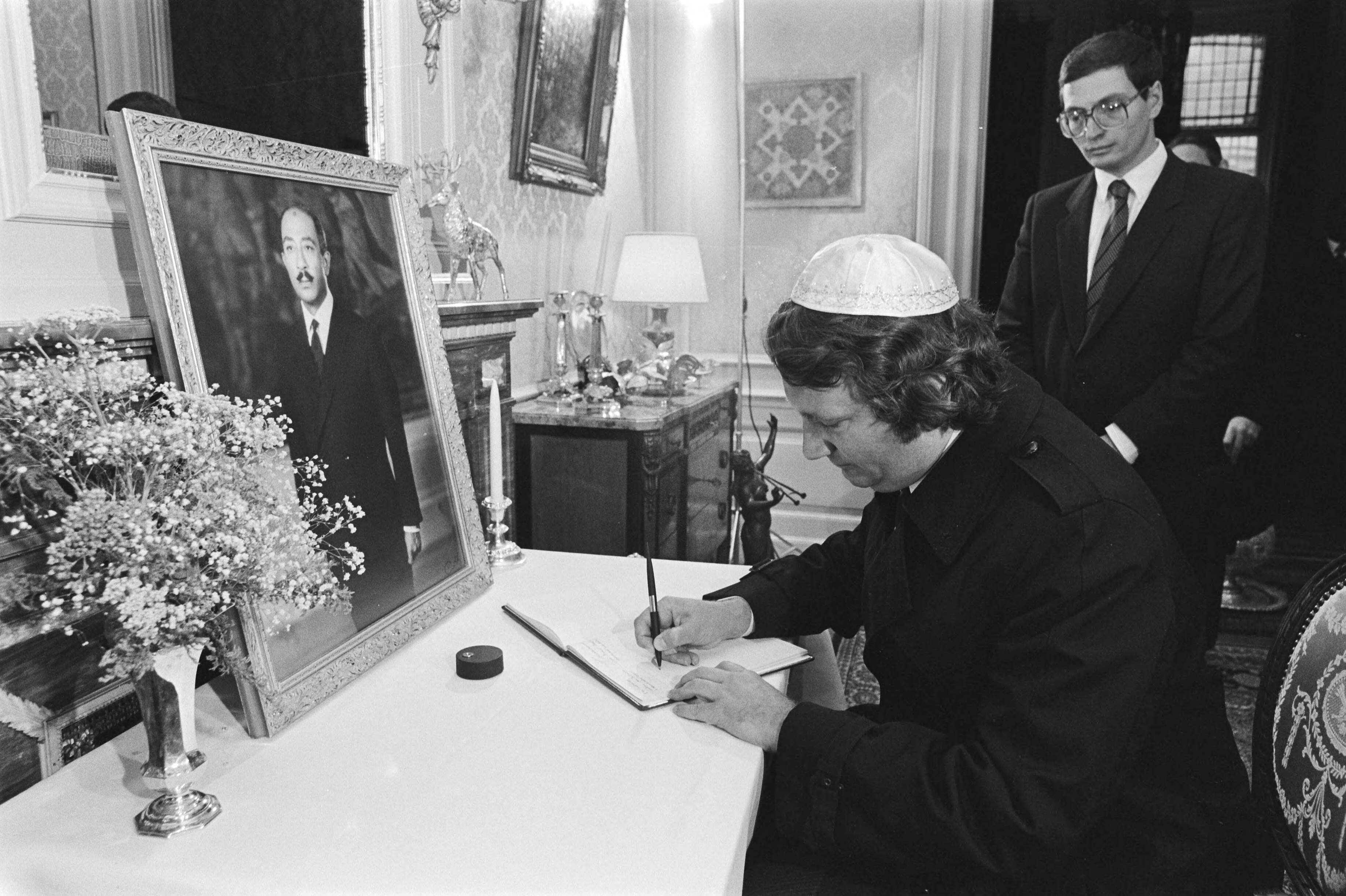 Mogelijkheid om het condoleance-register te tekenen van president Sadat in de Egyptische ambassade in Den Haag — Pereira, Boers en Soetendorp, 17 Soetendorp — Foto: Antonisse, Marcel / Anefo. Licentie: Set B: Rechtenvrij / Publiek Domein. Bron: Nationaal Archief. http://hdl.handle.net/10648/ad05e5b4-d0b4-102d-bcf8-003048976d84