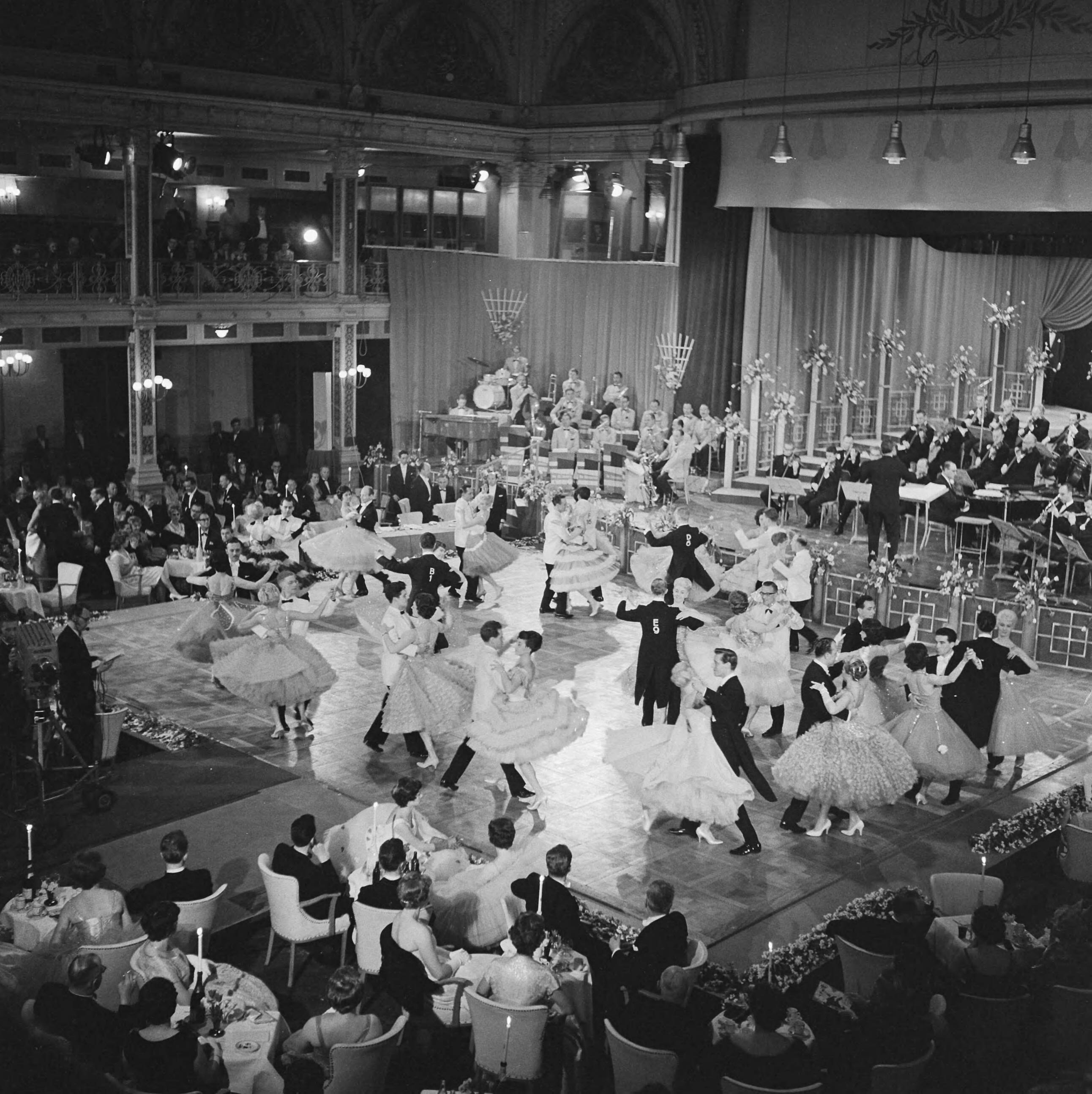 Fotocollectie Anefo — Avro's Europees Danstoernooi in het Kurhaus te Scheveningen — Foto: Behrens, Herbert F. / Anefo. Licentie: Set B: Rechtenvrij / Publiek Domein. Bron: Nationaal Archief. http://hdl.handle.net/10648/a9d14730-d0b4-102d-bcf8-003048976d84