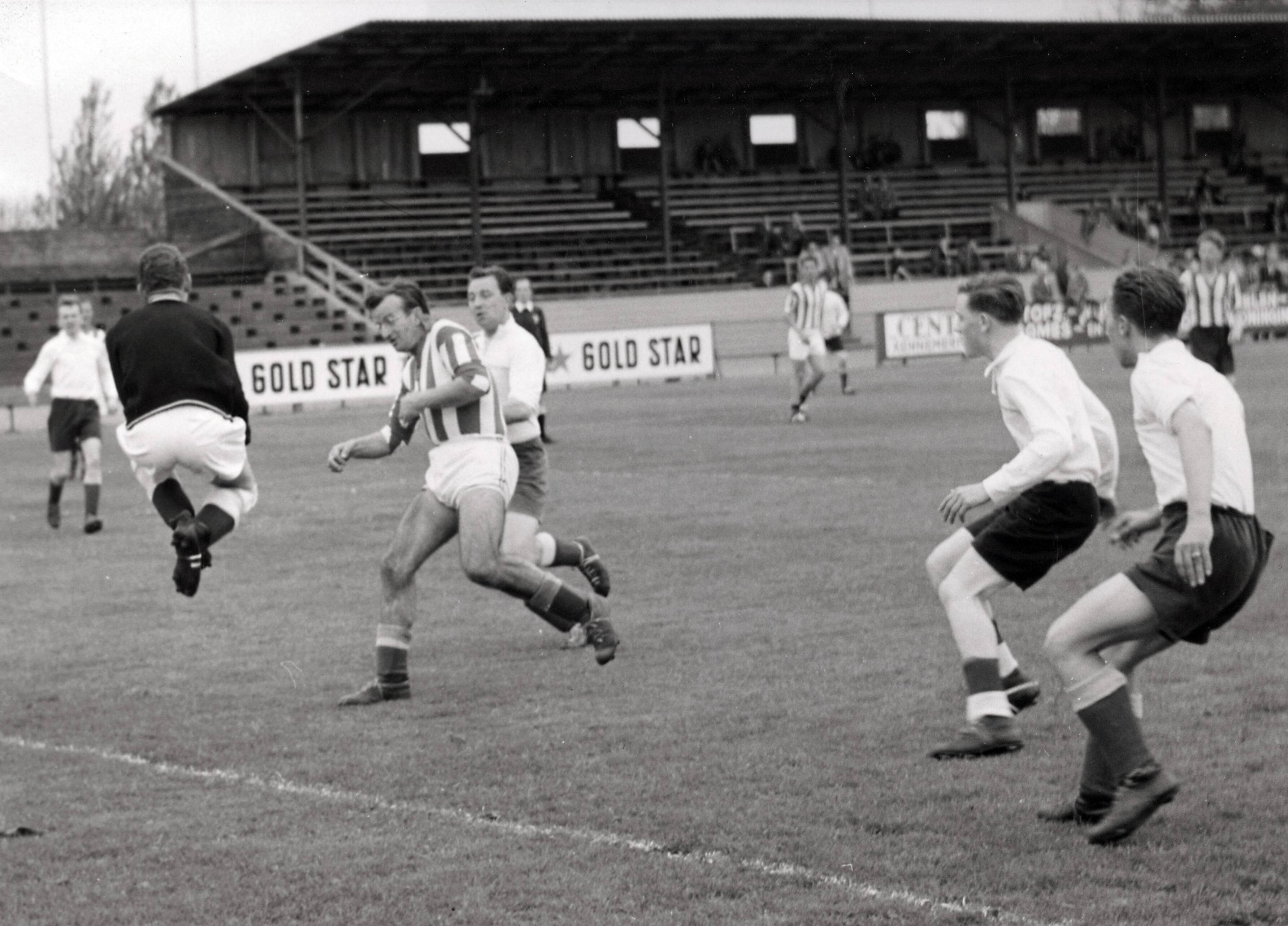 Sportactiviteiten personeel Drukkerij N.V. De Spaarnestad / Voetbal, o.a. F.C. Panorama — [Serie bedrijfsvoetbal Spaarnestad] geen bijschrift [spelmoment] — Foto: Stuifbergen, W.L. (Pim) / Spaarnestad / Spaarnestad Photo (05887). Licentie: Set B: Rechtenvrij / Publiek Domein. Bron: Nationaal Archief. http://hdl.handle.net/10648/35429da6-3f16-a382-e063-6df0900a6686