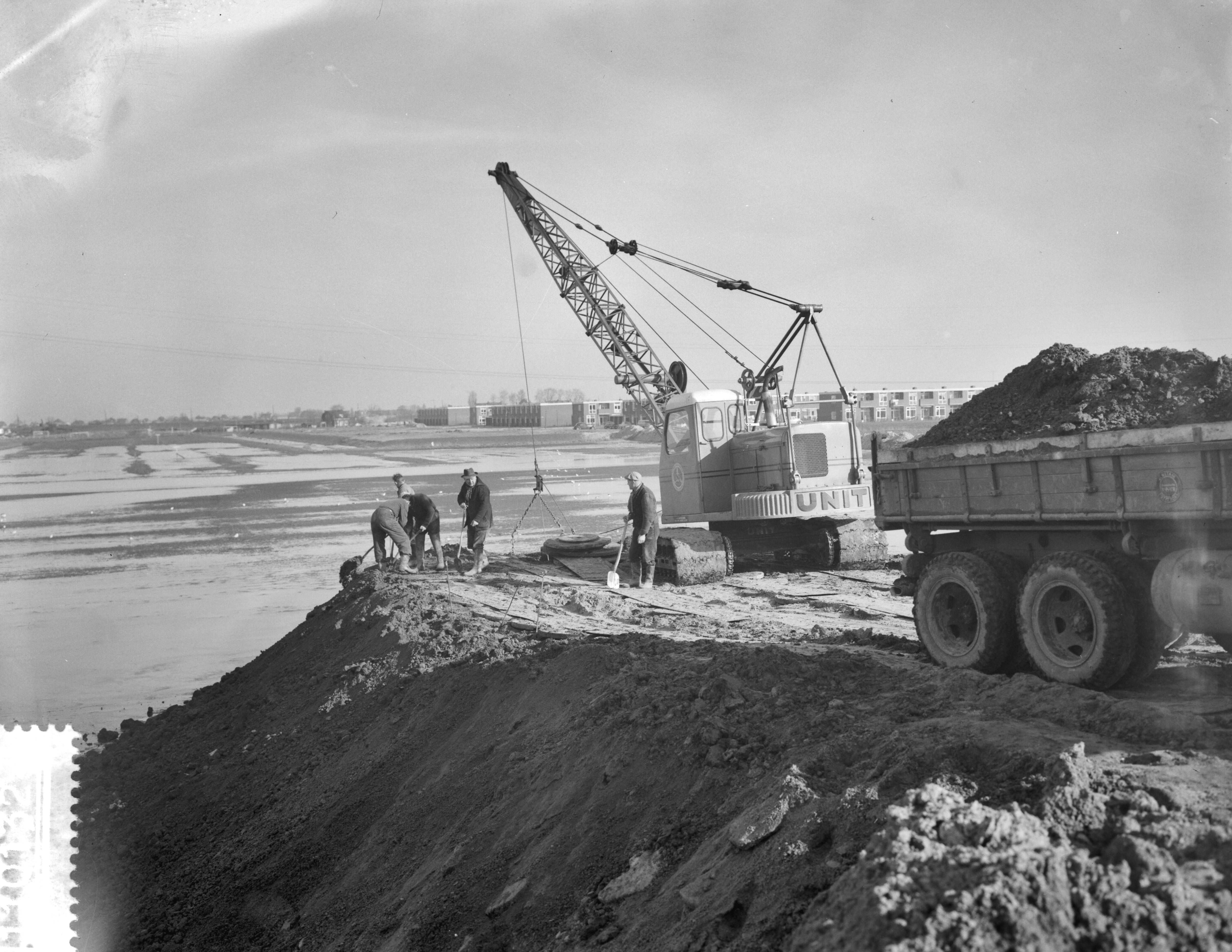 Fotocollectie Anefo — Aanleg "Slaperdijk" ter bescherming van Tuindorp Oostzaan — Foto: Rossem, Wim van / Anefo. Licentie: Set B: Rechtenvrij / Publiek Domein. Bron: Nationaal Archief. http://hdl.handle.net/10648/a9a7bb36-d0b4-102d-bcf8-003048976d84