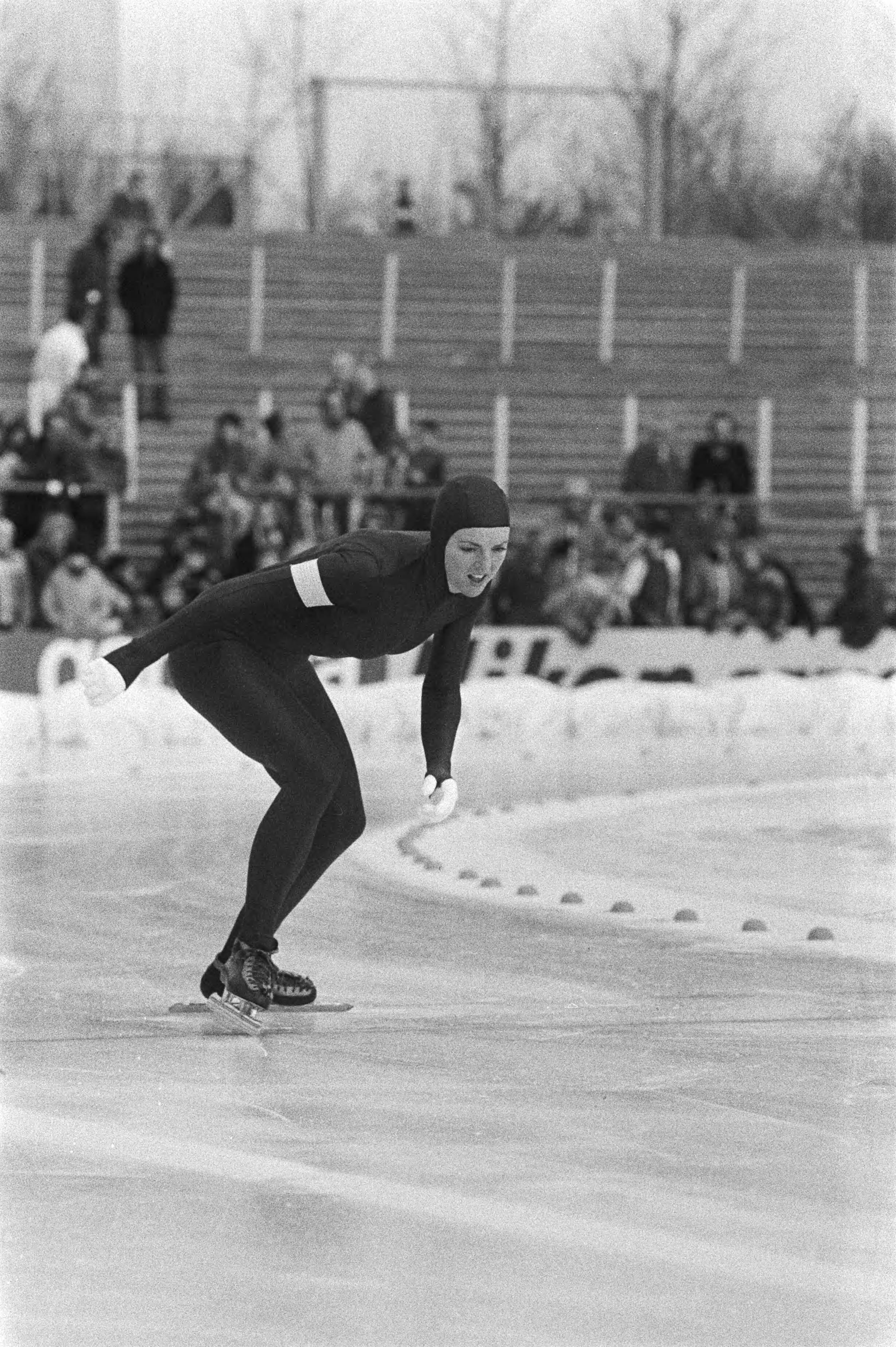 Fotocollectie Anefo — Wereldkampioenschappen schaatsen dames allround in Den Haag. Joke van Rijssel in actie. — Foto: Suyk, Koen / Anefo. Licentie: Set B: Rechtenvrij / Publiek Domein. Bron: Nationaal Archief. http://hdl.handle.net/10648/acc3bf86-d0b4-102d-bcf8-003048976d84