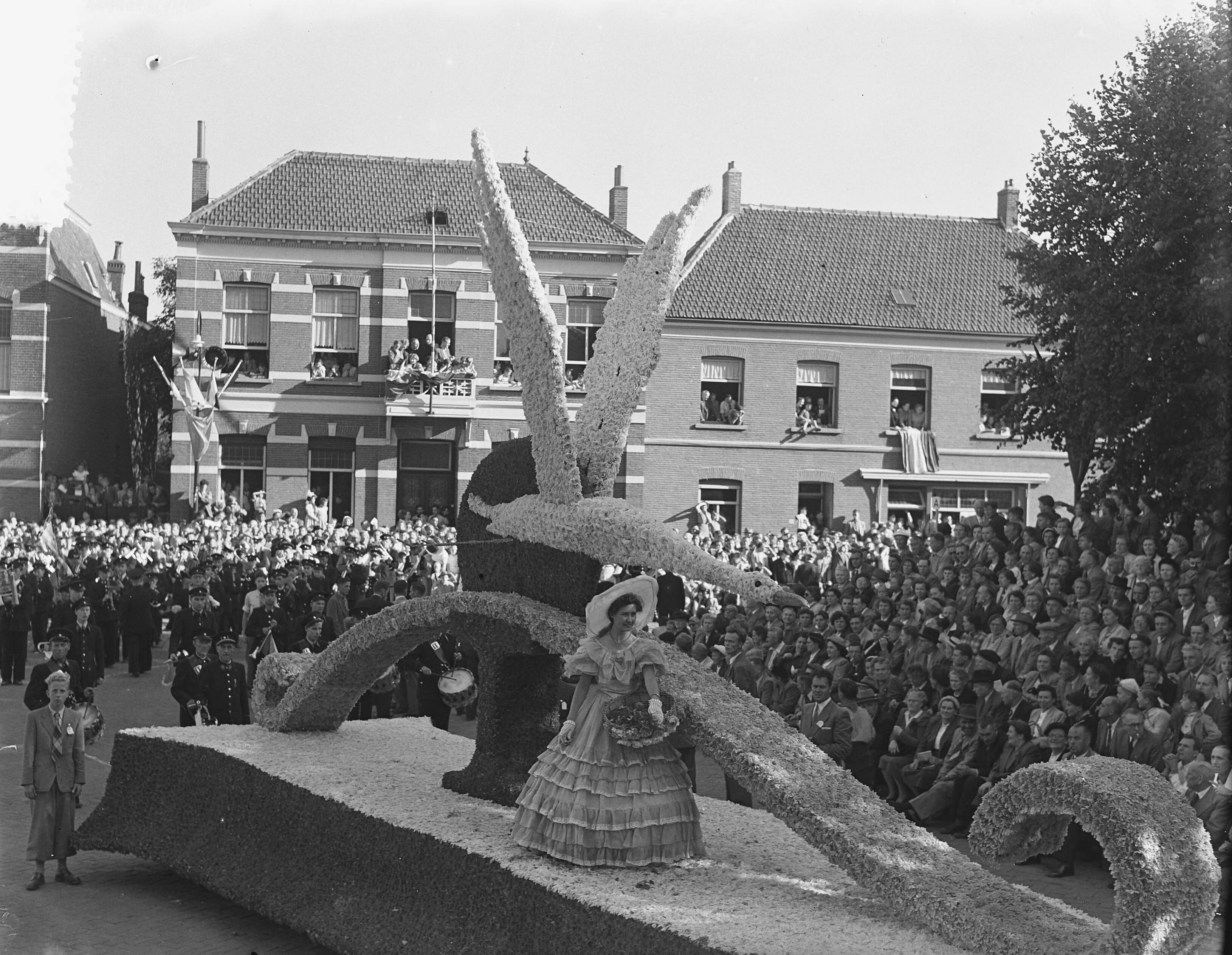Bloemencorso Zundert. Praalwagens — Foto: Duinen, H. van / Anefo. — Licentie: Set B: Rechtenvrij / Publiek Domein. Bron: Nationaal Archief. http://hdl.handle.net/10648/a91299a2-d0b4-102d-bcf8-003048976d84