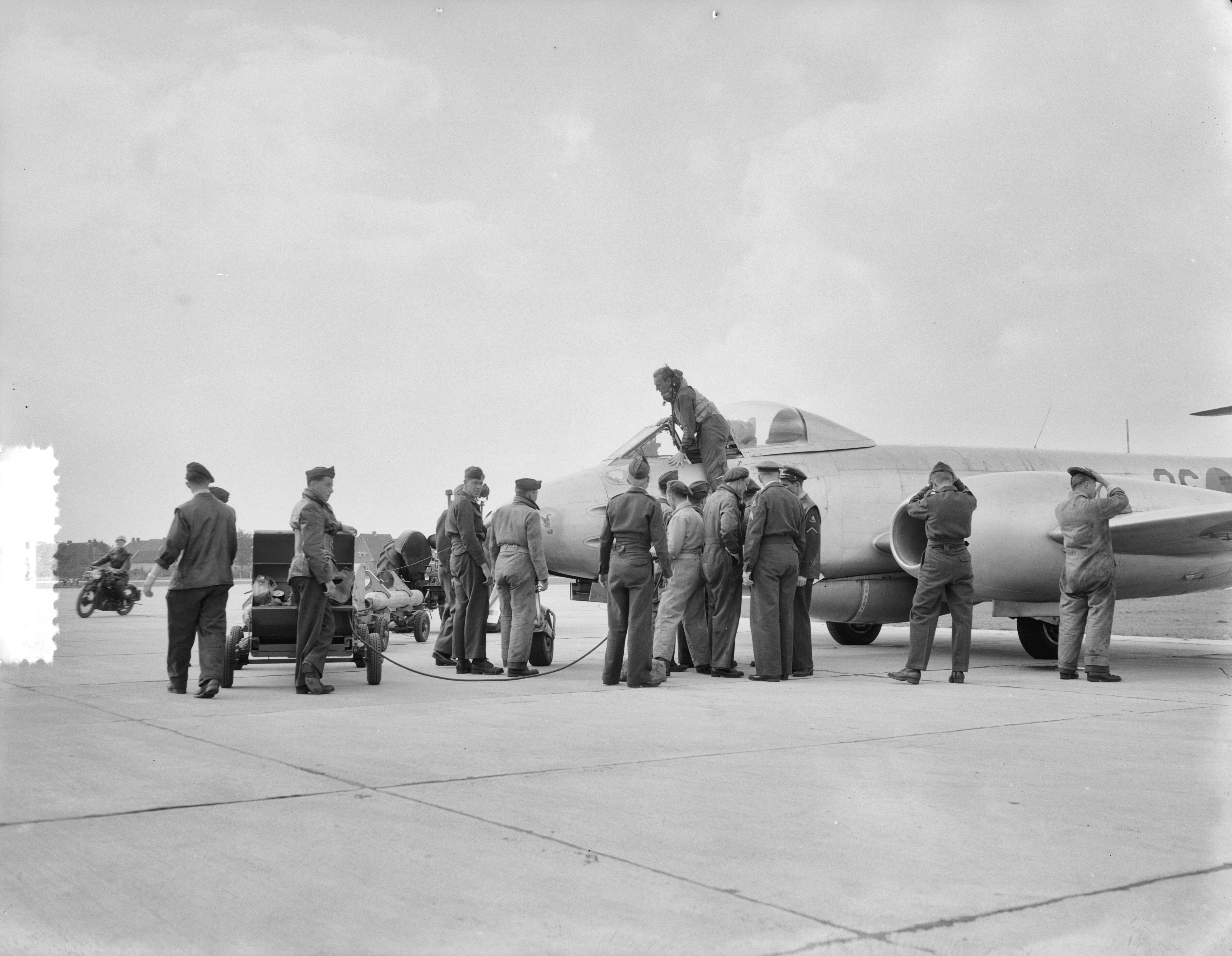 Luchtmachtoefening Soesterberg — Luchtmachtoefening Soesterberg. Laatste toebereidselen — Foto: Consenheim, Wim / Anefo. Licentie: Set B: Rechtenvrij / Publiek Domein. Bron: Nationaal Archief. http://hdl.handle.net/10648/a8ffaf54-d0b4-102d-bcf8-003048976d84