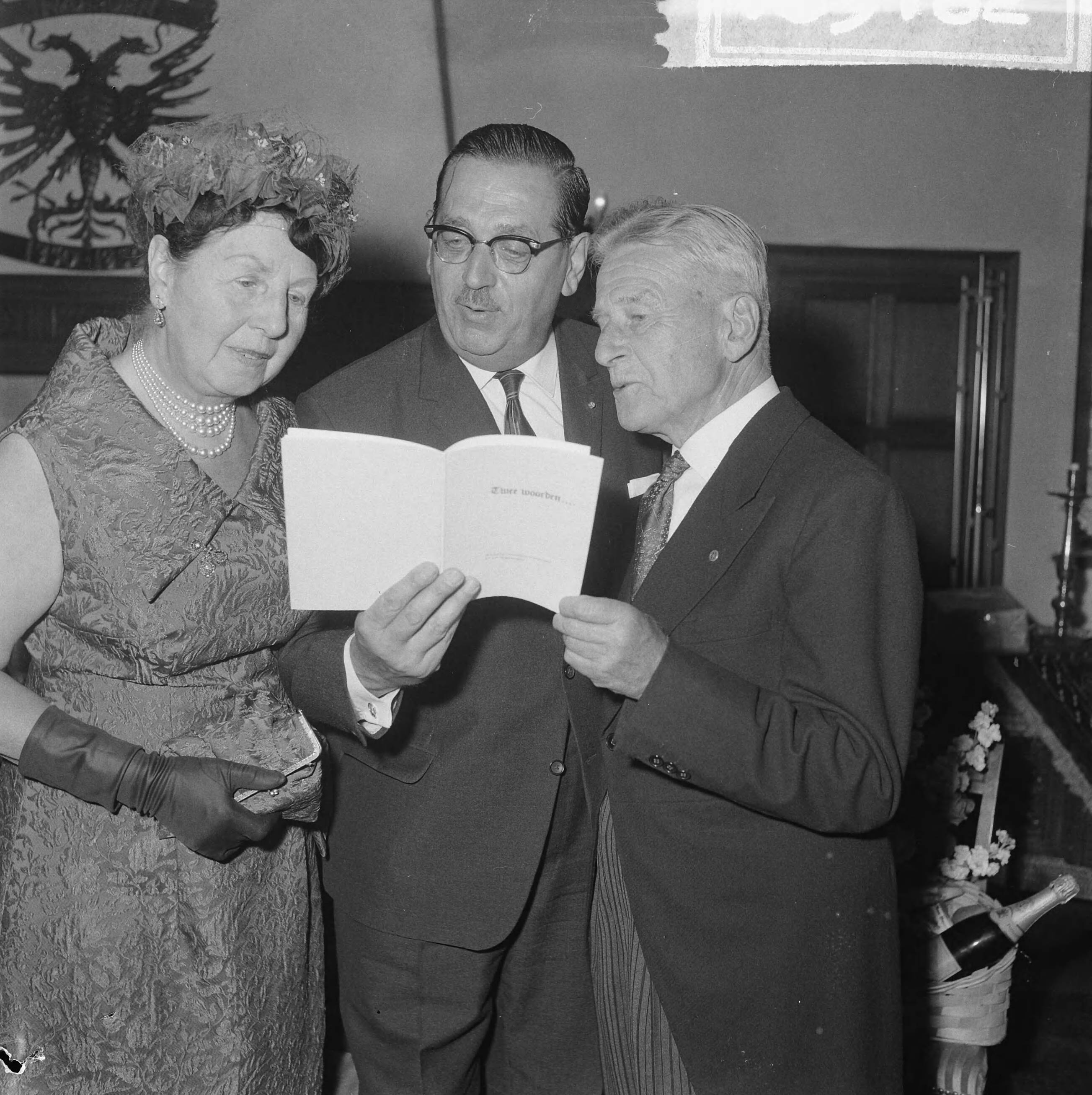 Fotocollectie Anefo — Clinge Doorenbos 80 jaar receptie in raadshuis te Naarden. V.l.n.r. mevrouw Clinge Doorenbos, E.A. Schüttenhelm (voorzitter NTS) en J. Clinge Doorenbos — Foto: Gelderen, Hugo van / Anefo. Licentie: Set B: Rechtenvrij / Publiek Domein. Bron: Nationaal Archief. http://hdl.handle.net/10648/aa6c3088-d0b4-102d-bcf8-003048976d84