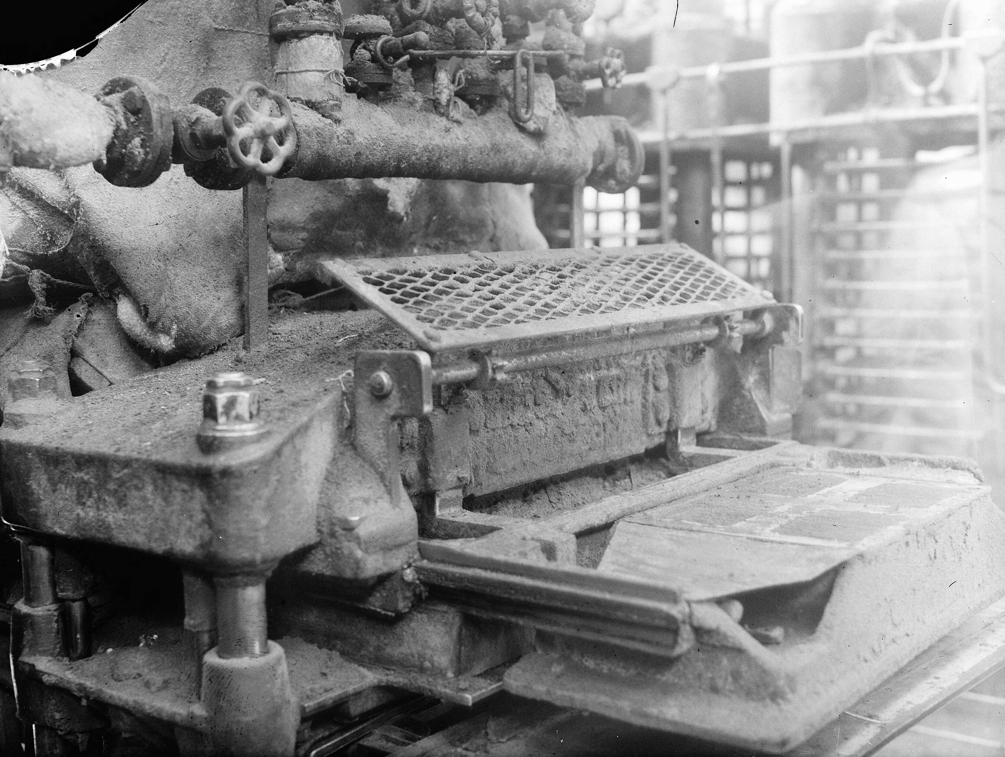Fotocollectie Arbeidsinspectie — 9x12 Veekoekenvormmachine (P.H. Kaars Sijpesteijn te Krommenie, oliefabriek de Vrede te Westknollendam) — Foto: Onbekend / Publiek Domein of Rechtenvrij. Licentie: Set B: Rechtenvrij / Publiek Domein. Bron: Nationaal Archief. http://hdl.handle.net/10648/ad9eec6e-d0b4-102d-bcf8-003048976d84