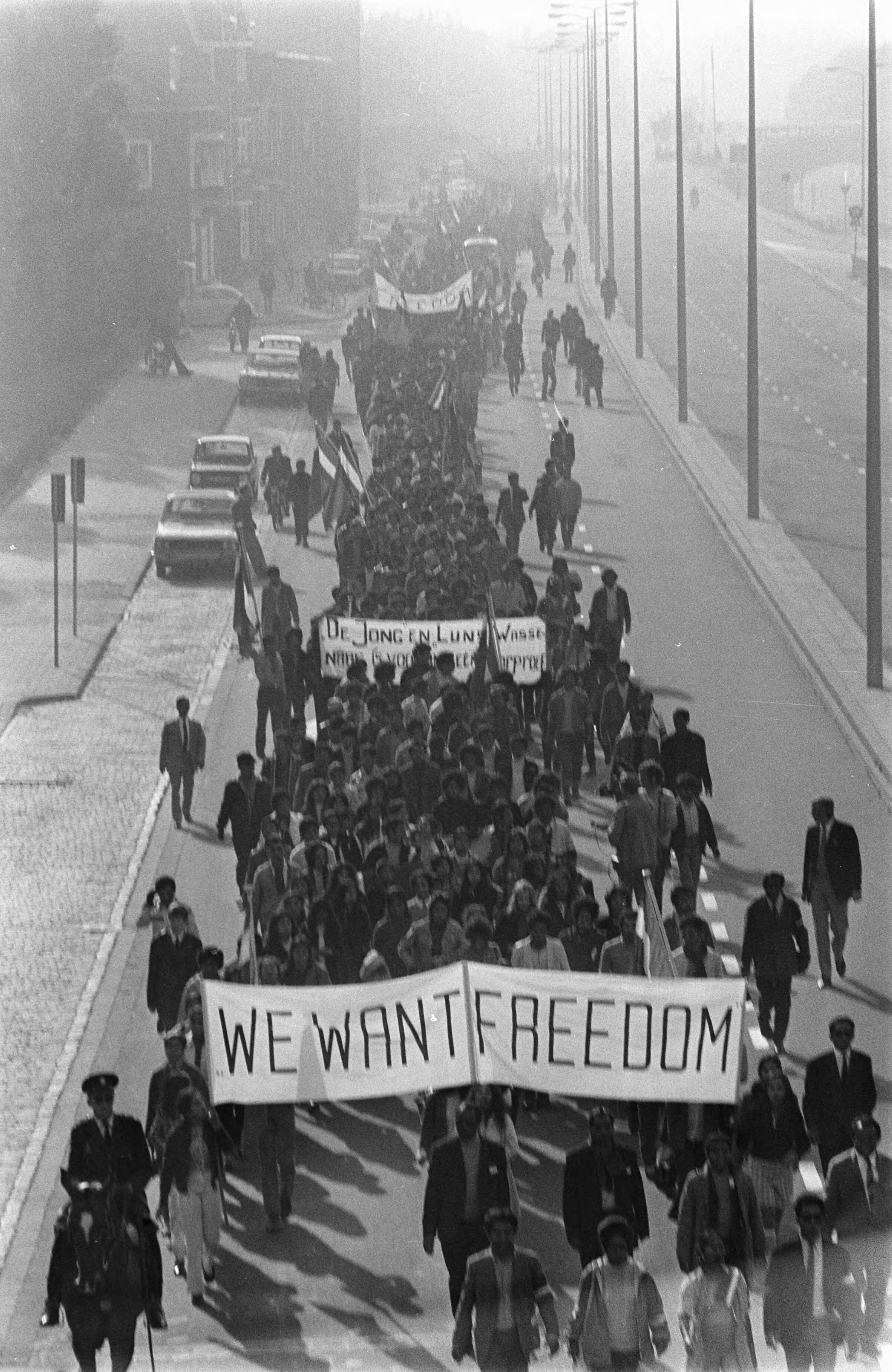 Fotocollectie Anefo — Demonstratie Zuid-Molukkers in Den Haag — Foto: Mieremet, Rob / Anefo. Licentie: Set B: Rechtenvrij / Publiek Domein. Bron: Nationaal Archief. http://hdl.handle.net/10648/aba4c03c-d0b4-102d-bcf8-003048976d84
