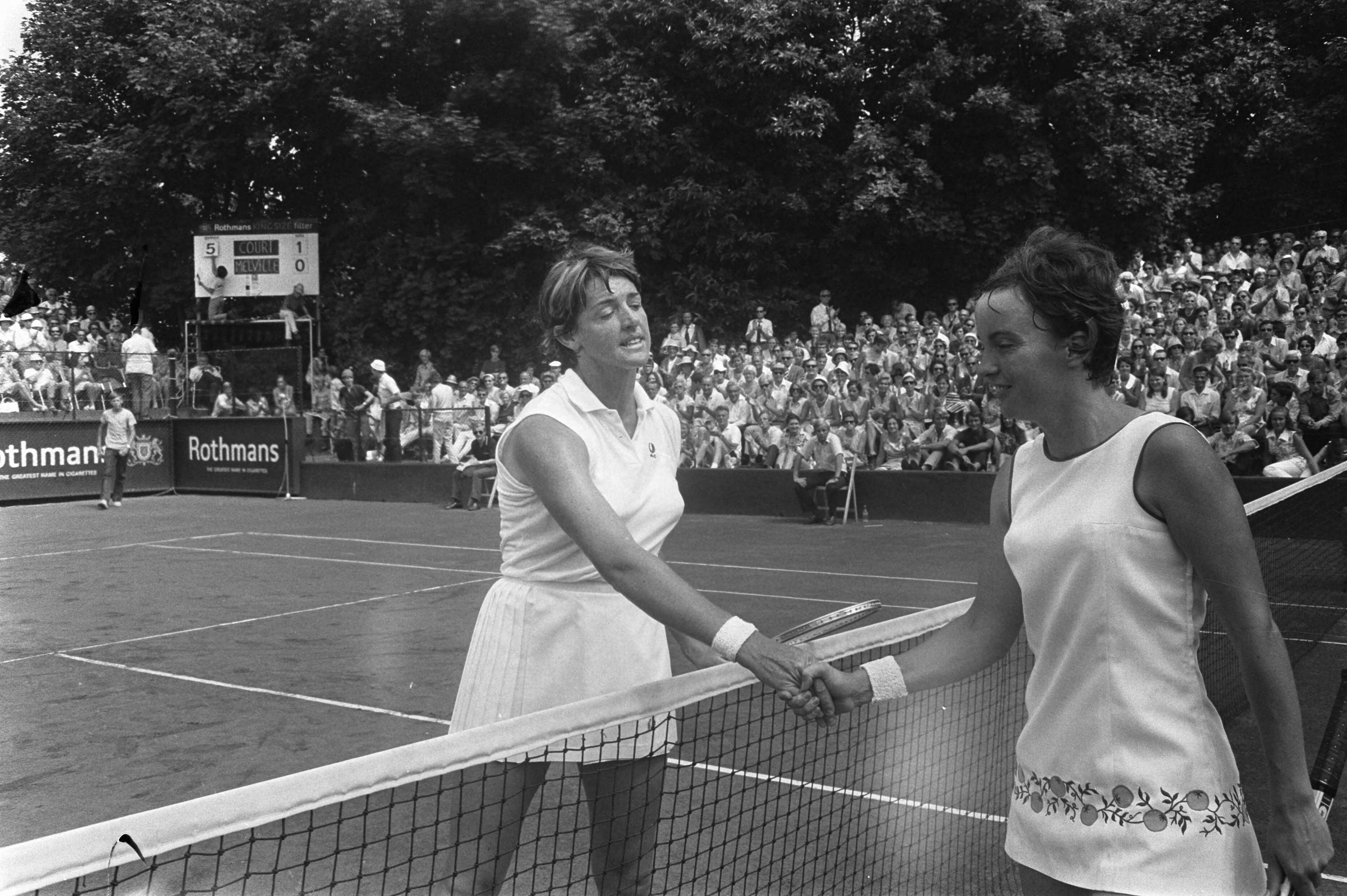 Fotocollectie Anefo — Internationaal tennistoernooi in Hilversum ( t Melkhuisje Kerry Melville (rechts) feliciteert Margaret Court — Foto: Koch, Eric / Anefo. Licentie: Set B: Rechtenvrij / Publiek Domein. Bron: Nationaal Archief. http://hdl.handle.net/10648/ab9e7920-d0b4-102d-bcf8-003048976d84