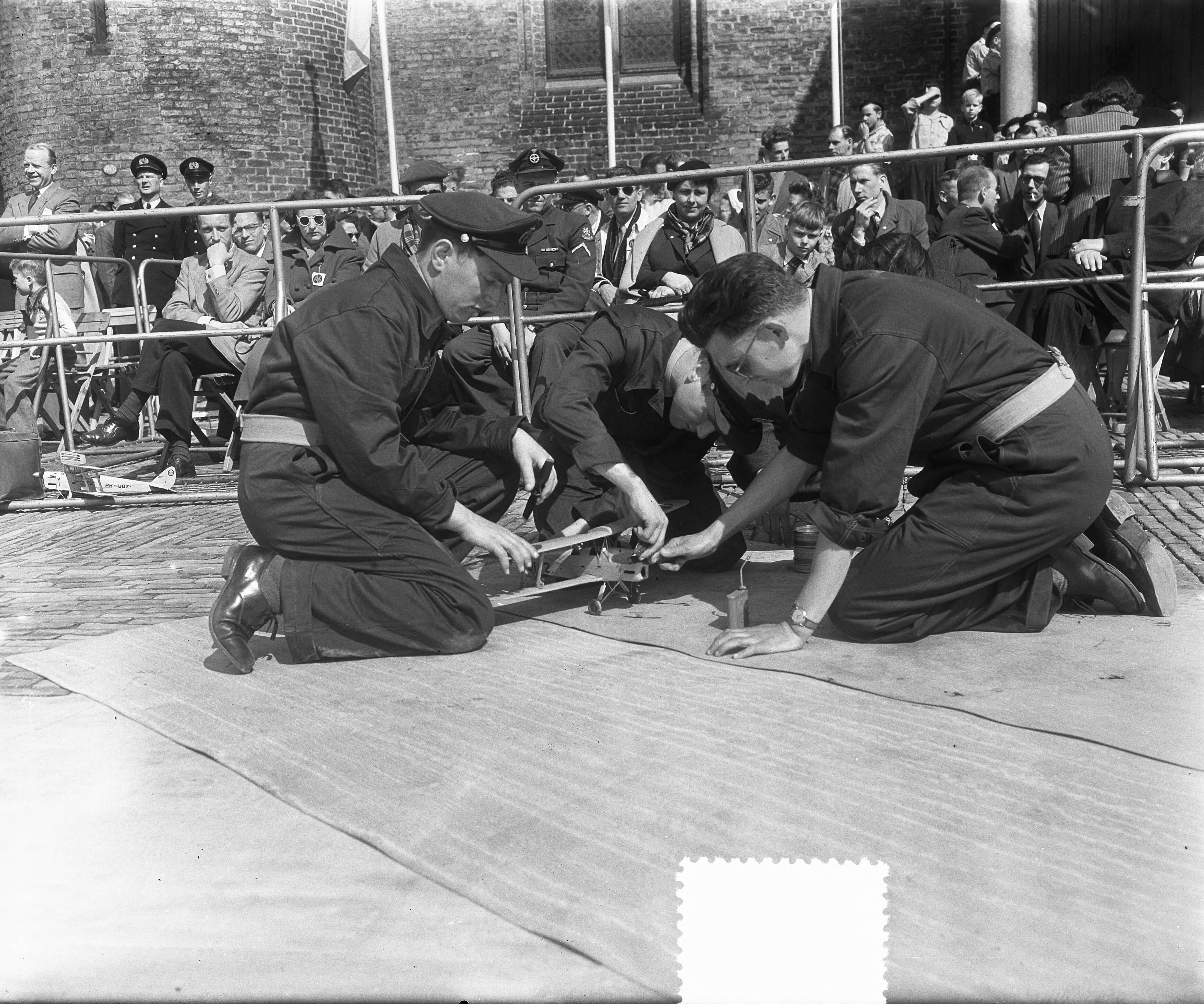 Fotocollectie Anefo — Demonstratie modelvliegtuigen op het Binnenhof te Den Haag — Foto: Pot, Harry / Anefo. Licentie: Set B: Rechtenvrij / Publiek Domein. Bron: Nationaal Archief. http://hdl.handle.net/10648/a90a117e-d0b4-102d-bcf8-003048976d84