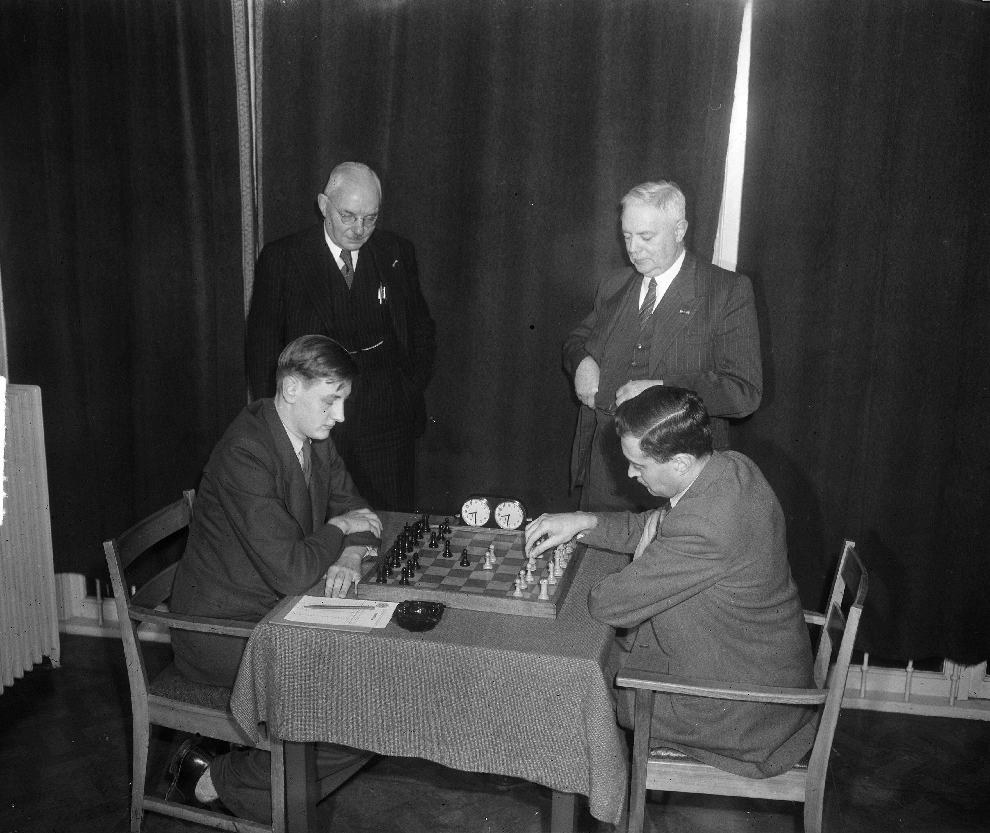 Fotocollectie Anefo — Schaken. Tweekamp tussen Lodewijk Prins en Jan Hein Donner (rechts) in Den Haag — Foto: Duinen, H. van / Anefo. Licentie: Set B: Rechtenvrij / Publiek Domein. Bron: Nationaal Archief. http://hdl.handle.net/10648/a8e5df66-d0b4-102d-bcf8-003048976d84
