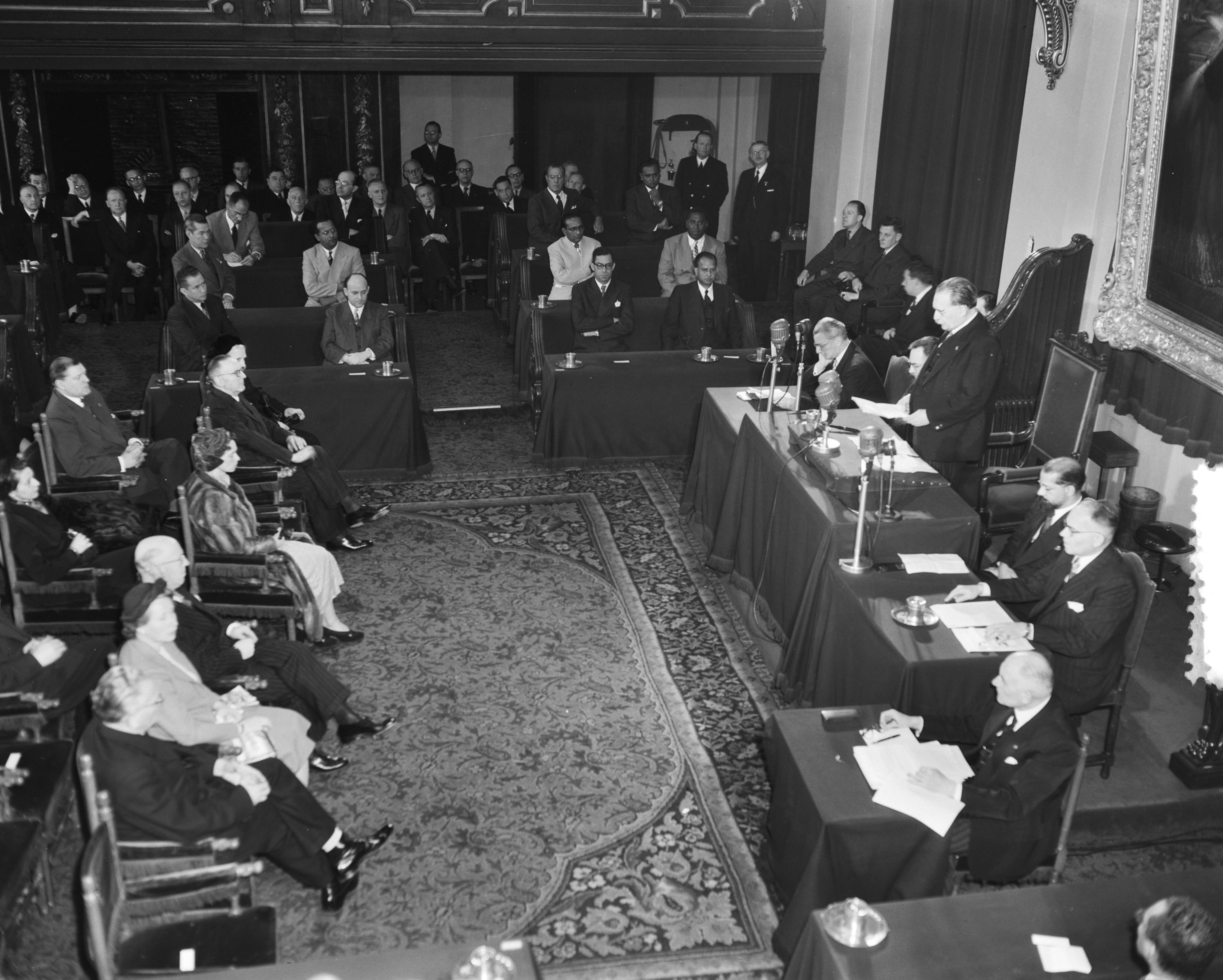 Fotocollectie Anefo — Minister-President Drees opent Ronde Tafel Conferentie te Den Haag — Foto: Pot, Harry / Anefo. Licentie: Set B: Rechtenvrij / Publiek Domein. Bron: Nationaal Archief. http://hdl.handle.net/10648/a8f77726-d0b4-102d-bcf8-003048976d84