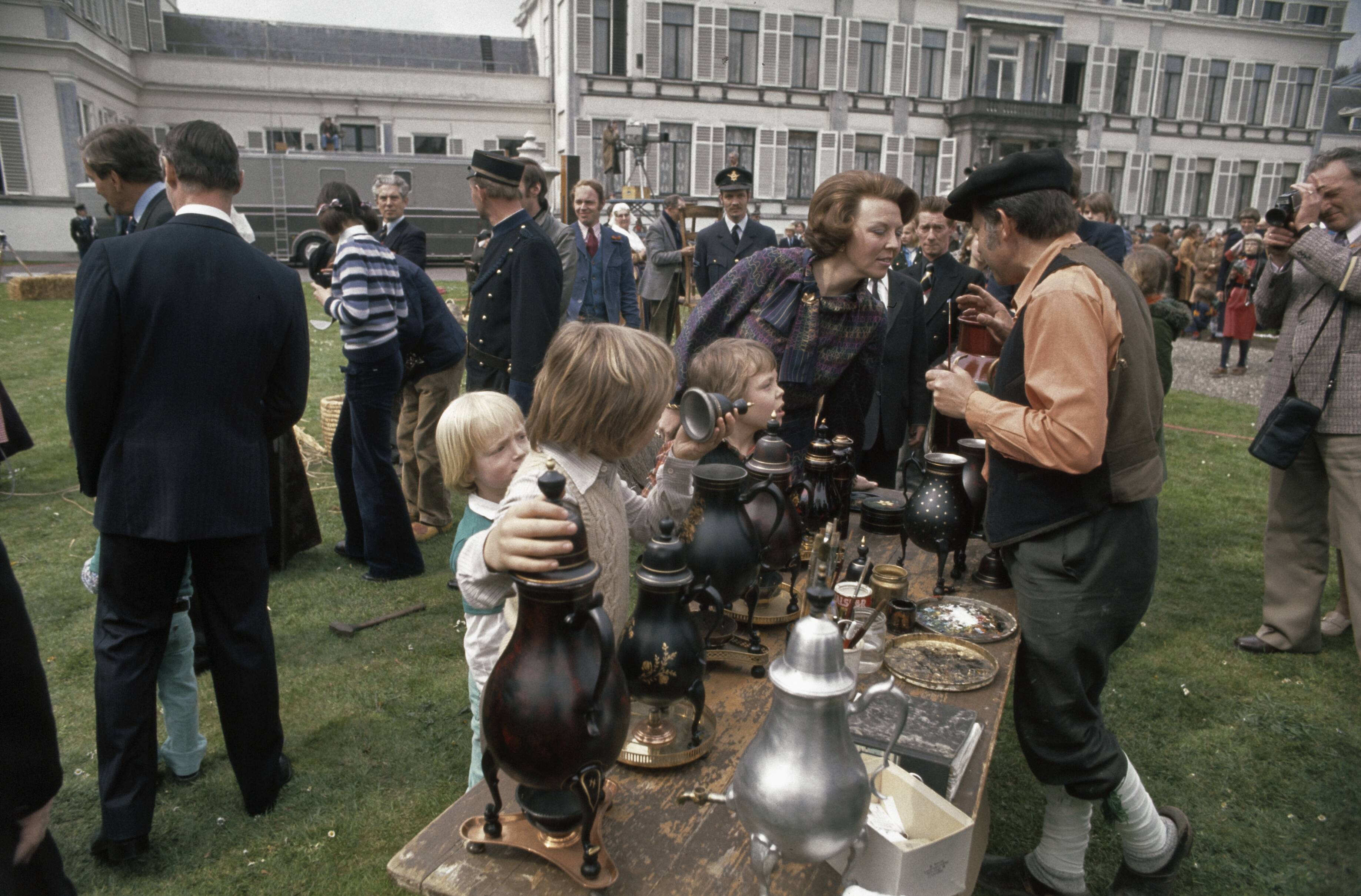 Koninginnedag 1977 — Koningin Juliana maakt een rondgang door de tuin — Foto: Peters, Hans / Anefo. Licentie: Set B: Rechtenvrij / Publiek Domein. Bron: Nationaal Archief. http://hdl.handle.net/10648/ad944c5a-d0b4-102d-bcf8-003048976d84