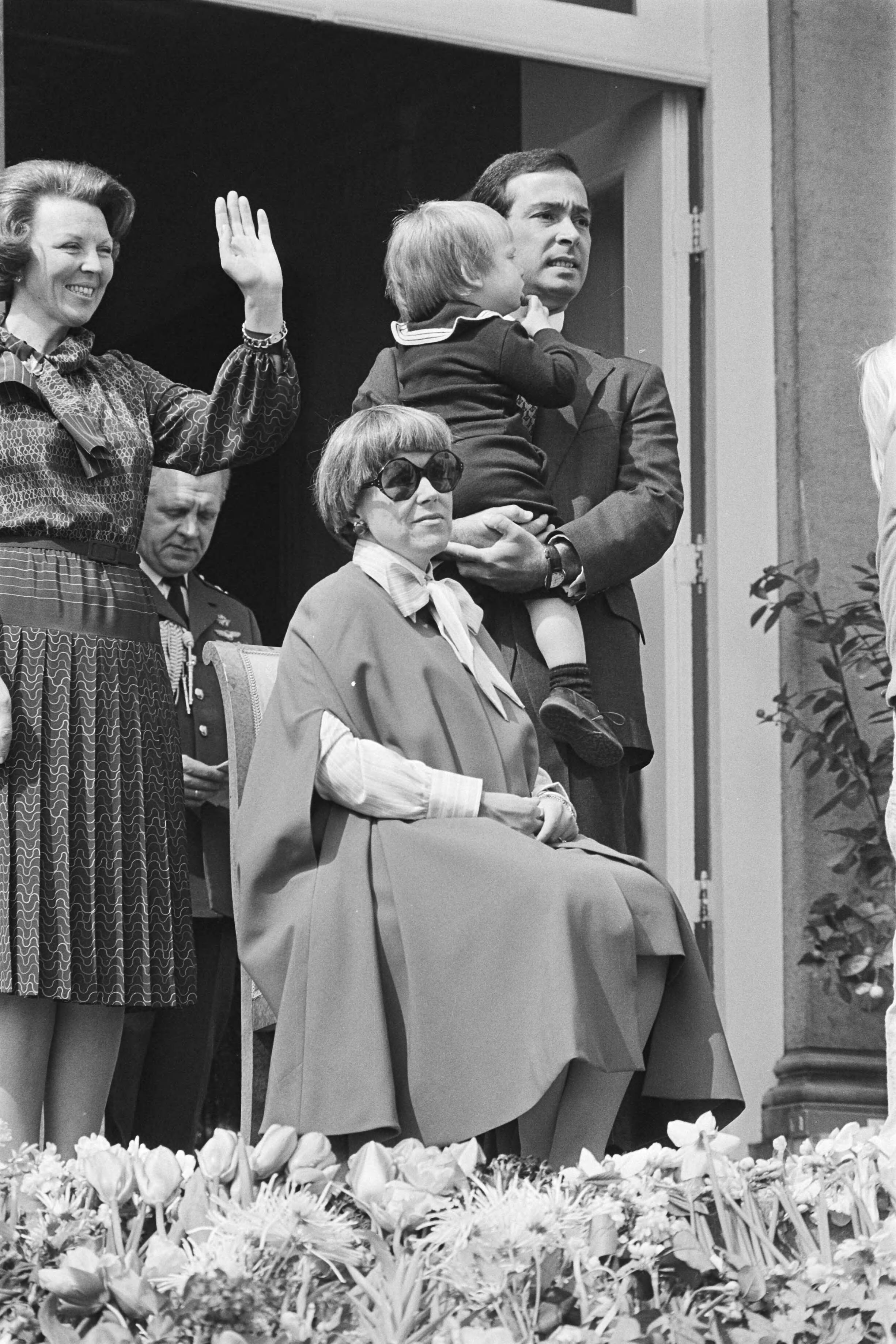 Koninginnedag 1977, defile Soestdijk — Defile Soestdijk; Prinses Christina met Jorge, die jong zoon van Margriet op de arm heeft, links Beatrix — Foto: Peters, Hans / Anefo. Licentie: Set B: Rechtenvrij / Publiek Domein. Bron: Nationaal Archief. http://hdl.handle.net/10648/ac9ad936-d0b4-102d-bcf8-003048976d84