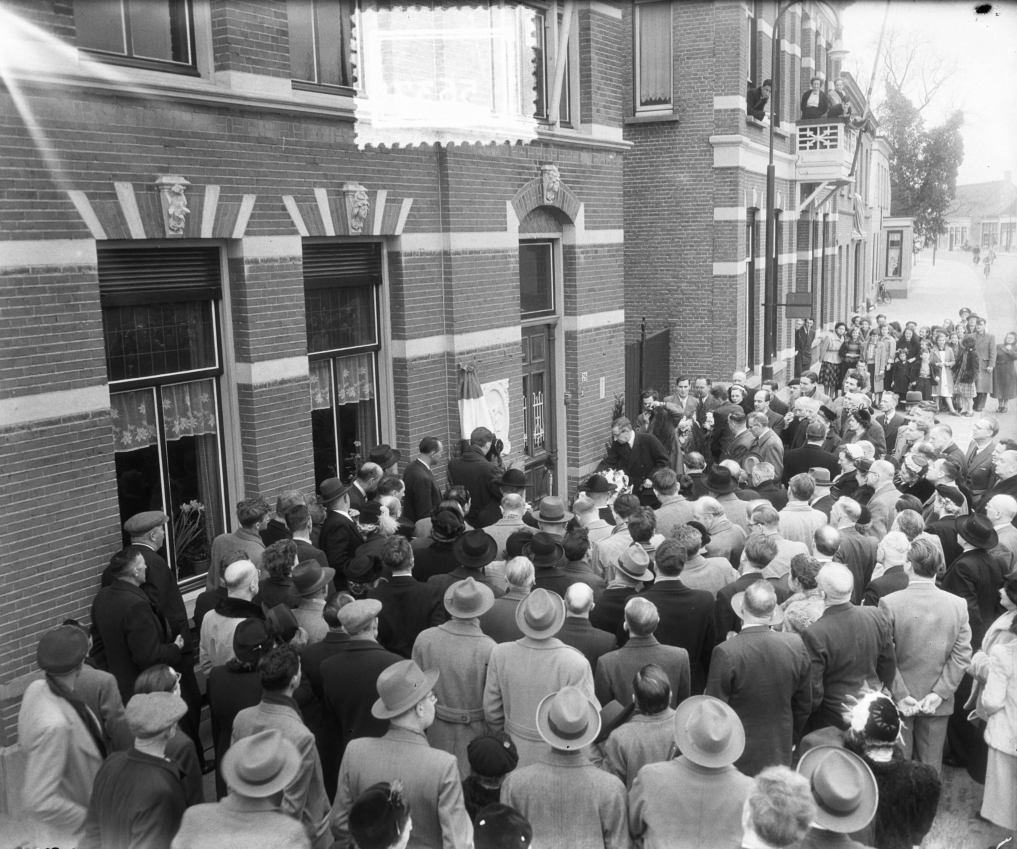 Fotocollectie Anefo — Zundert. Commissaris der Koningin prof. dr. De Quay onthult gedenksteen Vincent van Gogh aan de Ned. Herv. pastorie — Foto: Pot, Harry / Anefo. Licentie: Set B: Rechtenvrij / Publiek Domein. Bron: Nationaal Archief. http://hdl.handle.net/10648/a90969f4-d0b4-102d-bcf8-003048976d84