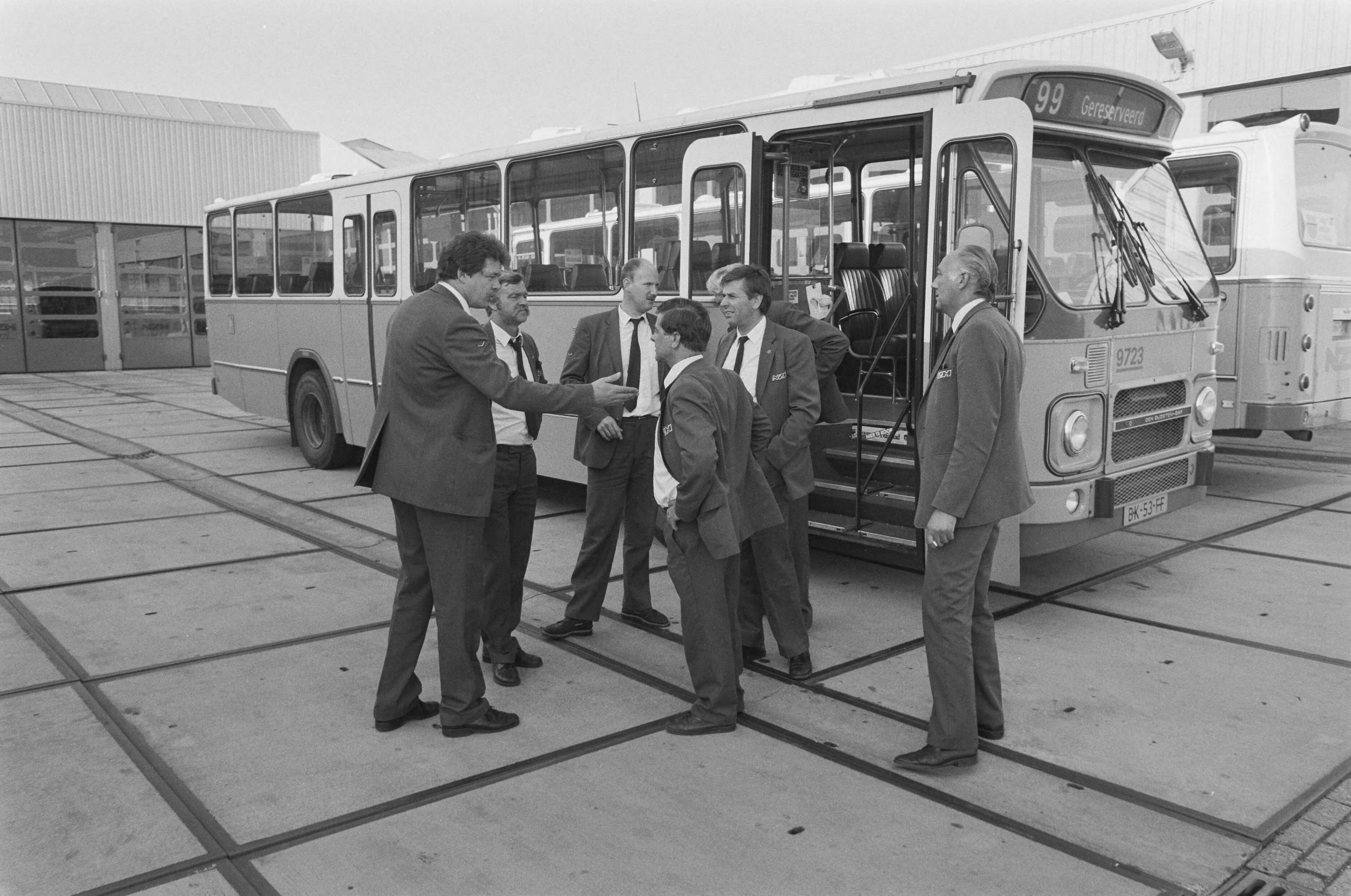 Fotocollectie Anefo — Buschauffeurs NZH stemmen over beeindiging staking in Purmerend; chauffeurs bij bussen — Foto: Croes, Rob C. / Anefo. Licentie: Set B: Rechtenvrij / Publiek Domein. Bron: Nationaal Archief. http://hdl.handle.net/10648/ad6be314-d0b4-102d-bcf8-003048976d84