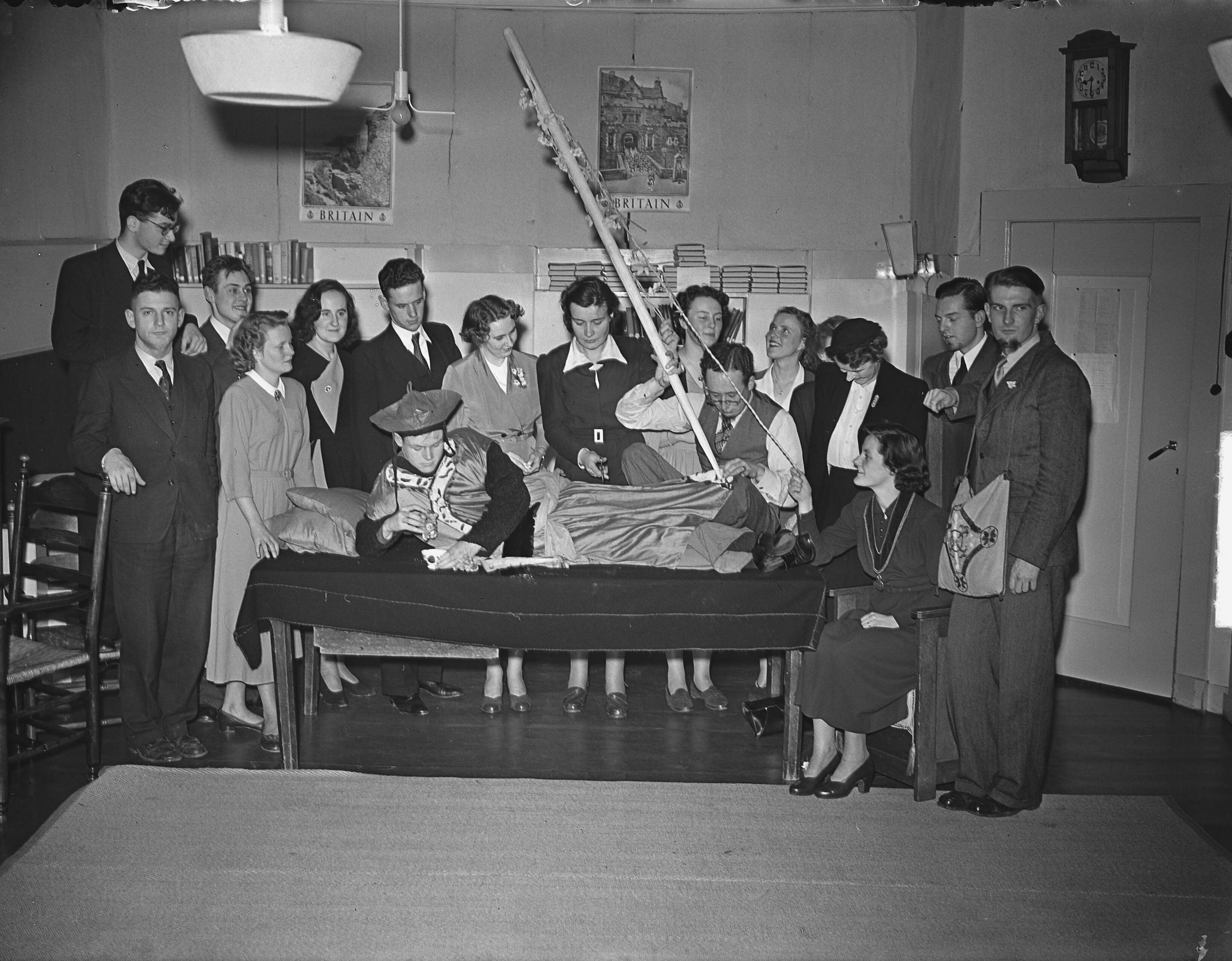Utrechts Studenten Corps. Opening atelier bij KVSV — Foto: Bilsen, Joop van / Anefo. — Licentie: Set B: Rechtenvrij / Publiek Domein. Bron: Nationaal Archief. http://hdl.handle.net/10648/a8e661d4-d0b4-102d-bcf8-003048976d84