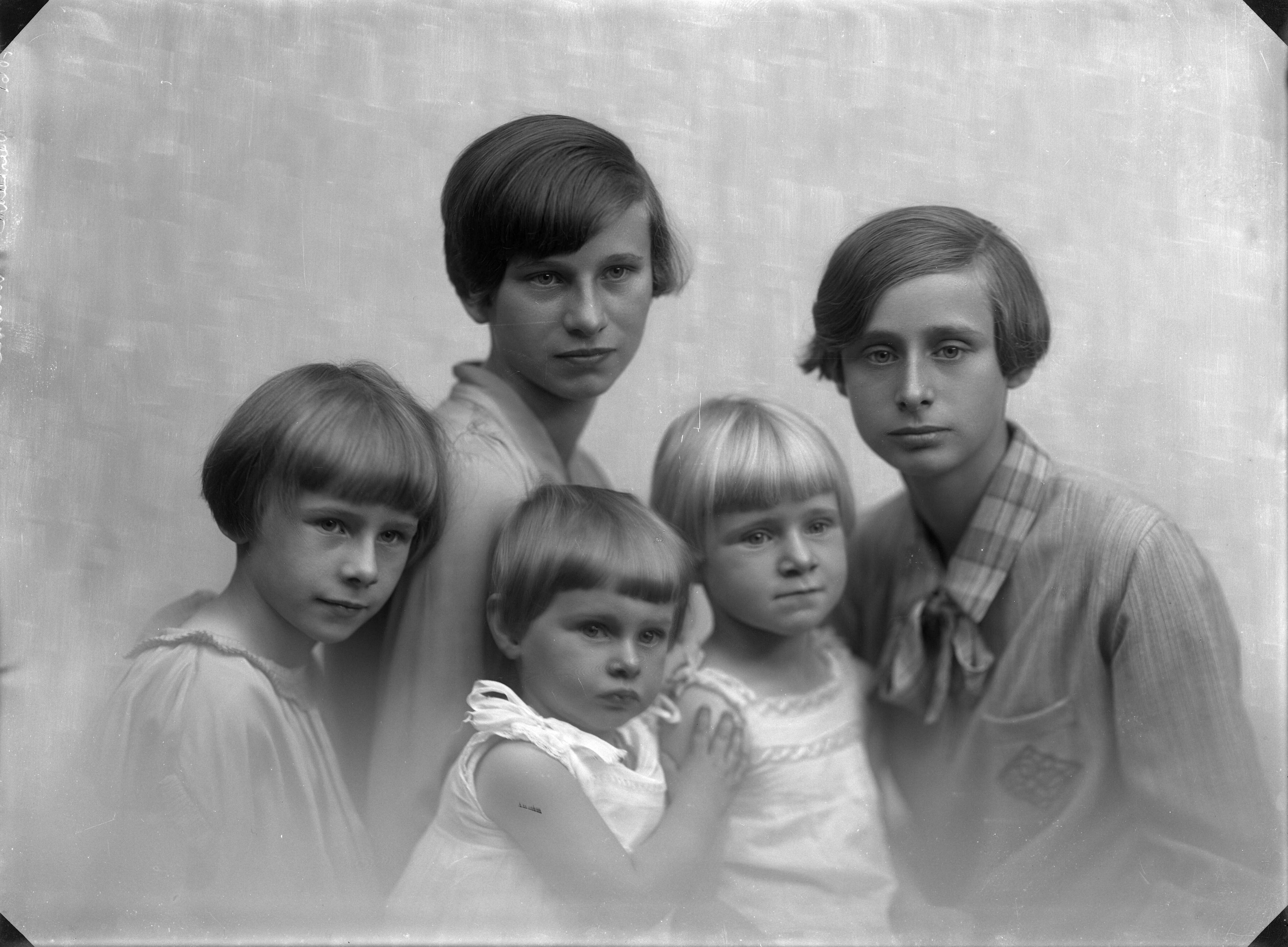 Portretten — Studio-opnames. Portret van vijf meisjes als groepje in een nevelige setting. Haarlem, Nederland. 1918-1930. 7061 Versteegh — Foto: Berg, Th.C.J. van den / Spaarnestad Photo (05887). Licentie: Set B: Rechtenvrij / Publiek Domein. Bron: Nationaal Archief. http://hdl.handle.net/10648/35429da7-c77a-a382-e063-6df0900a6686