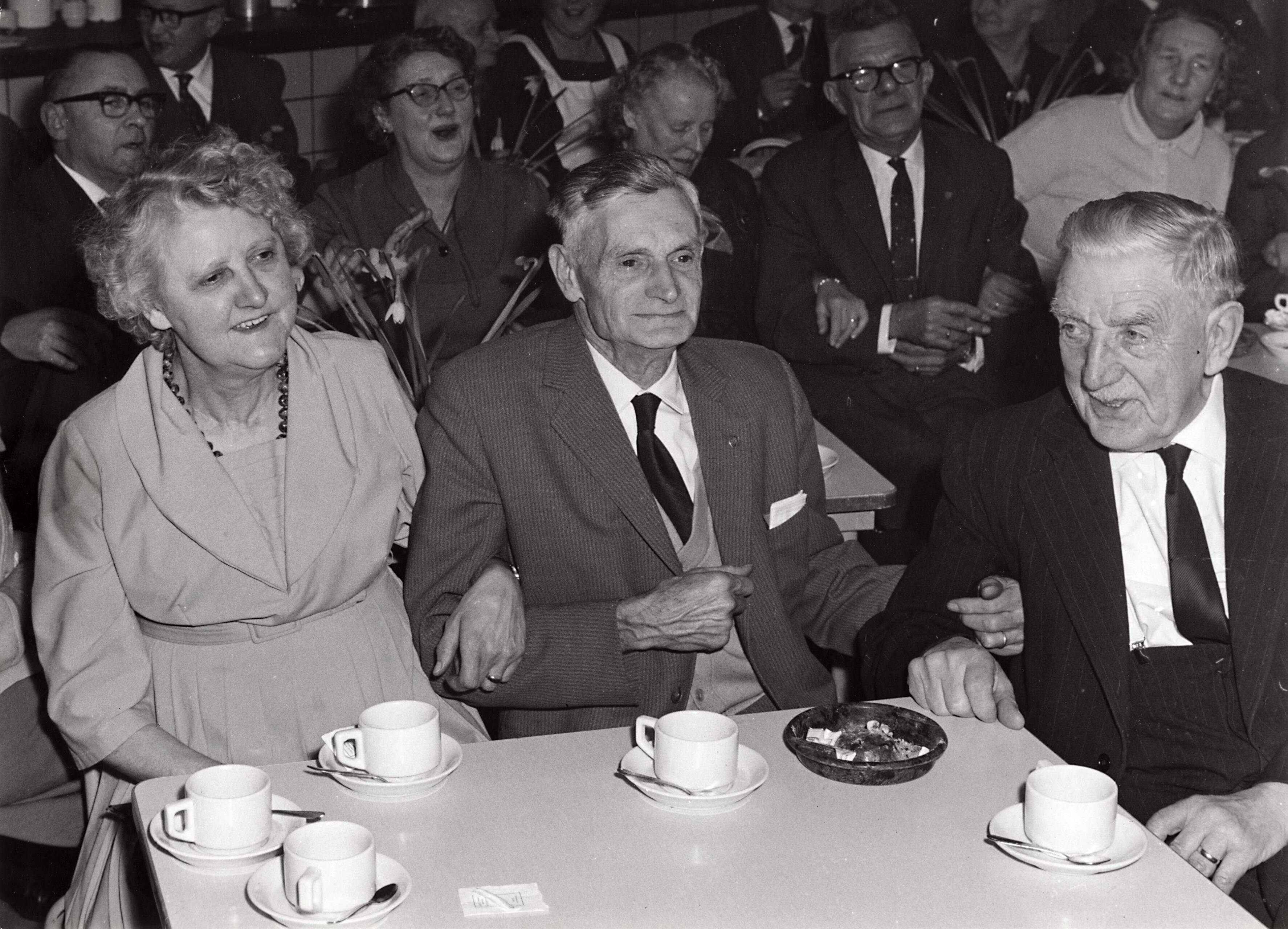 Collectie nader te bepalen — Drukkerij N.V. De Spaarnestad. Gepensioneerden, 1964 — Foto: Fotograaf Onbekend / Fotobureau onbekend / Spaarnestad Photo (05887). Licentie: Set B: Rechtenvrij / Publiek Domein. Bron: Nationaal Archief. http://hdl.handle.net/10648/35429da6-3c2c-a382-e063-6df0900a6686