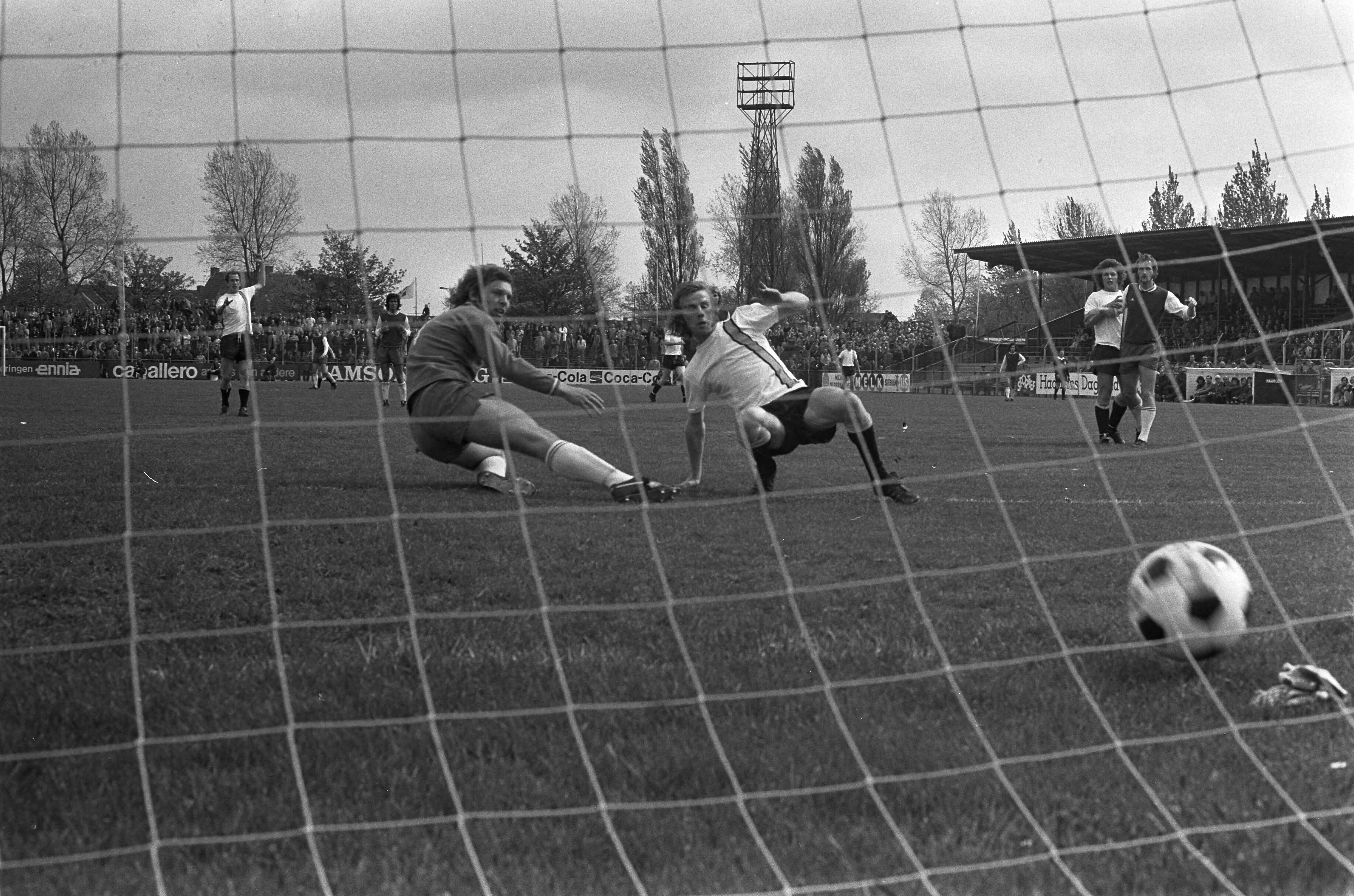Fotocollectie Anefo — Haarlem tegen NAC 3-1, doelpunt van NAC — Foto: Peters, Hans / Anefo. Licentie: Set B: Rechtenvrij / Publiek Domein. Bron: Nationaal Archief. http://hdl.handle.net/10648/ac2c2f54-d0b4-102d-bcf8-003048976d84