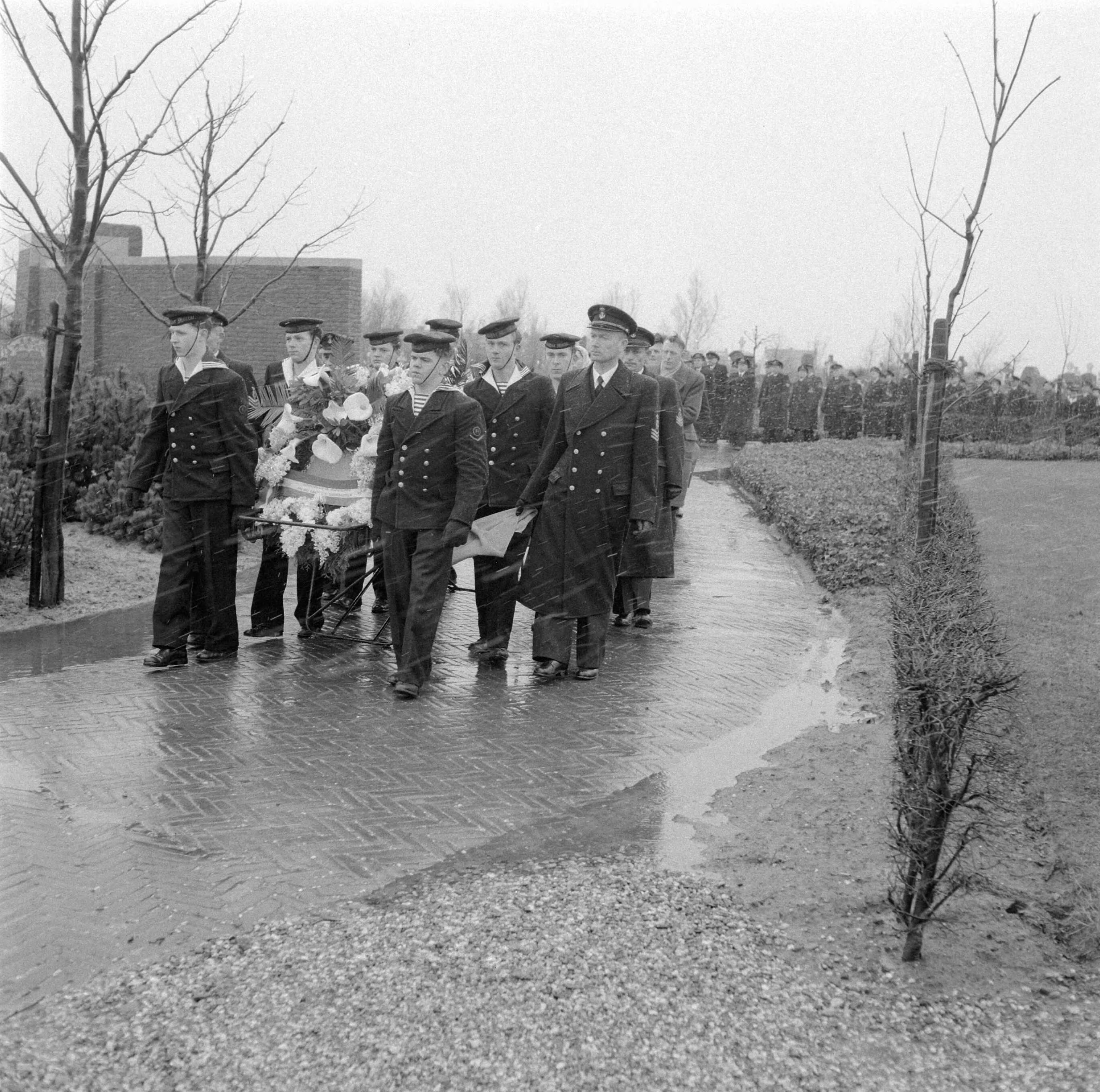Fotocollectie Anefo — Marinebegrafenis van sergeant-kok W. Bouwman te Vlissingen — Foto: Behrens, Herbert F. / Anefo. Licentie: Set B: Rechtenvrij / Publiek Domein. Bron: Nationaal Archief. http://hdl.handle.net/10648/a958ad98-d0b4-102d-bcf8-003048976d84