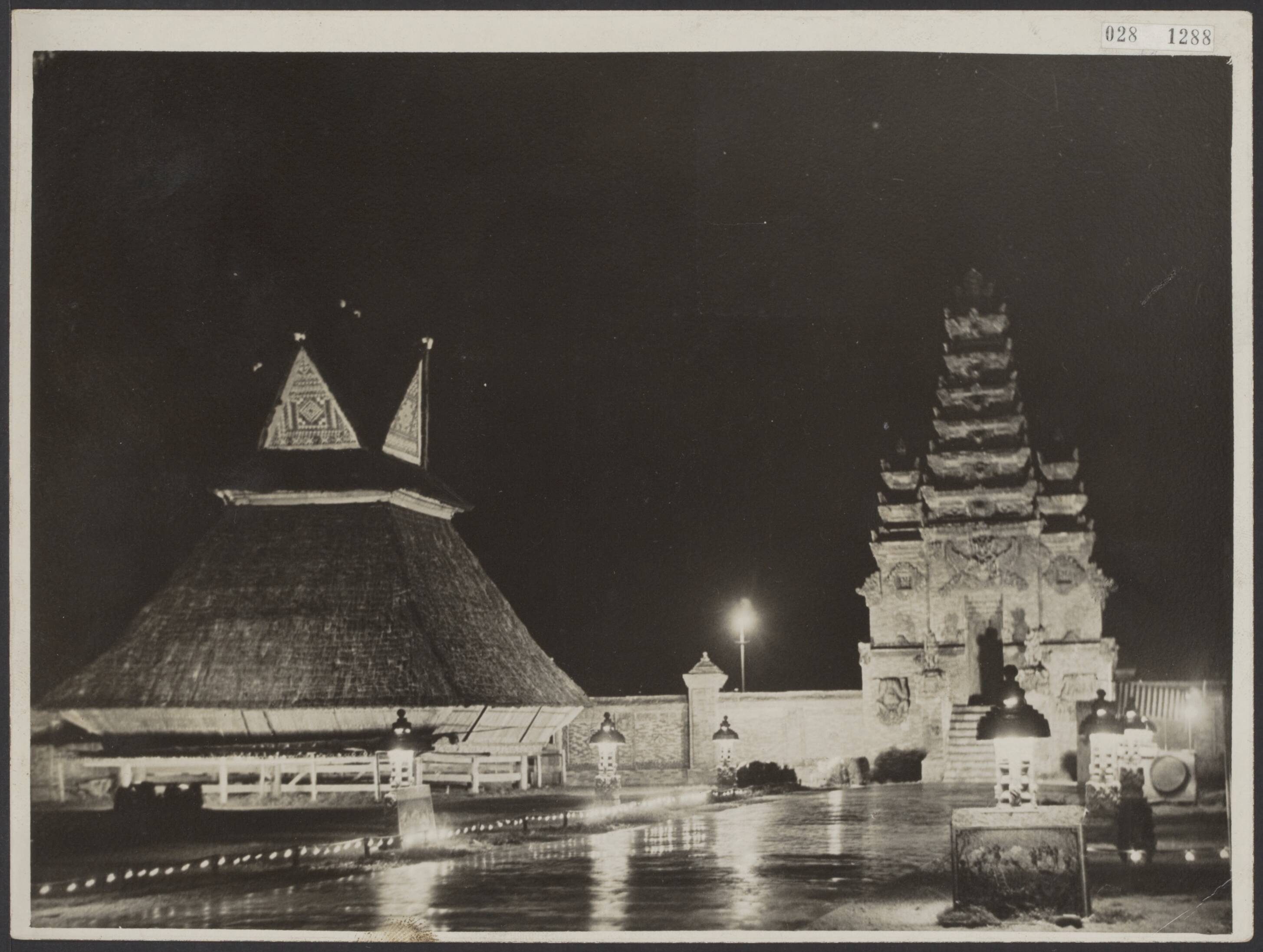 Fotocollectie Elsevier Binnenland — Koloniale Tentoonstelling te Den Haag. Bij nacht — Foto: Haagsch Illustratie- en Persbureau. Licentie: Set B: Rechtenvrij / Publiek Domein. Bron: Nationaal Archief. http://hdl.handle.net/10648/ade0508c-d0b4-102d-bcf8-003048976d84