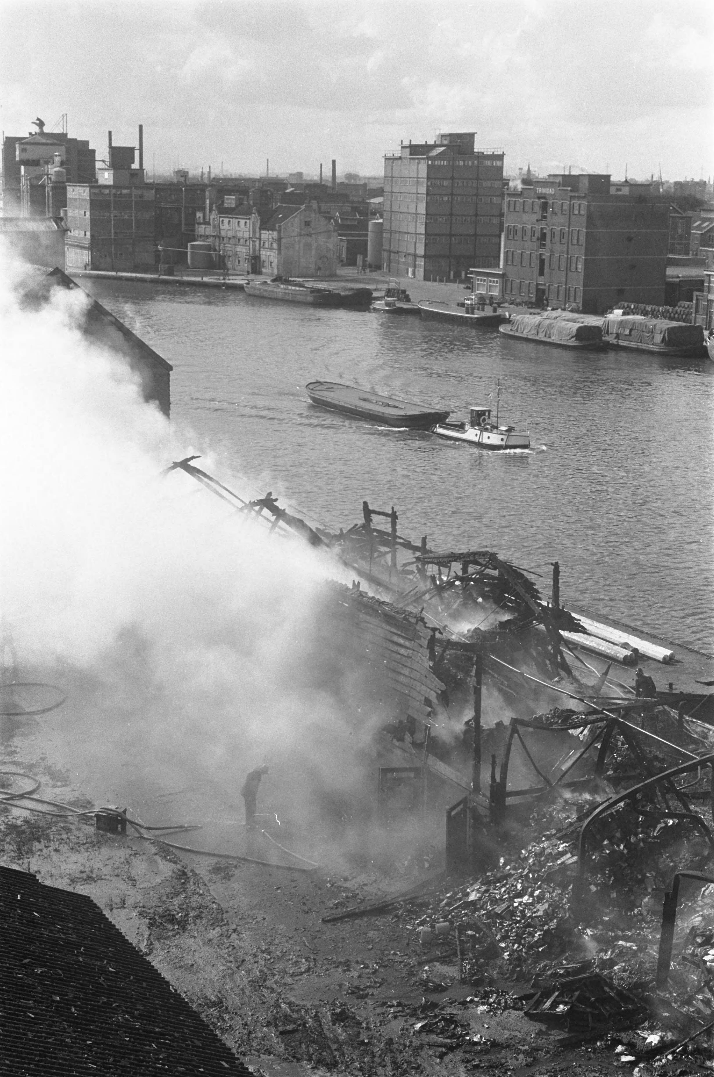Fotocollectie Anefo — Brand in Wormerveer. Blussingswerkzaamheden — Foto: Pot, Harry / Anefo. Licentie: Set B: Rechtenvrij / Publiek Domein. Bron: Nationaal Archief. http://hdl.handle.net/10648/a9de78b0-d0b4-102d-bcf8-003048976d84